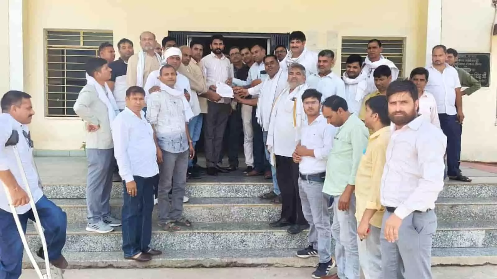 डीग जिला मुख्यालय पर अपनी मांगों का ज्ञापन सौंपते पंचायती राज मंत्रालयिक कर्मचारी।