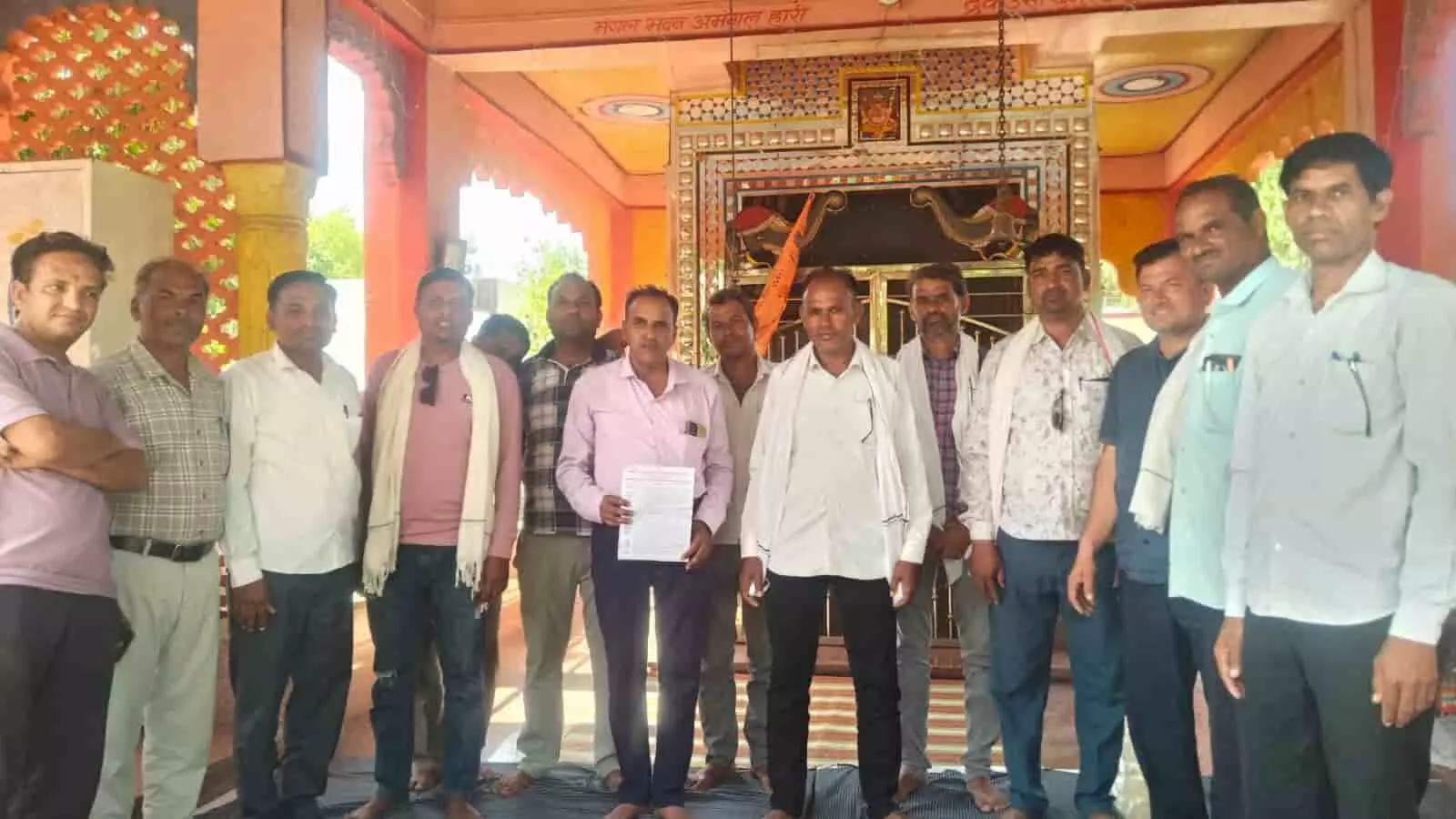 बेगूं में पंचायत शिक्षक और विद्यालय सहायक नियमितीकरण की मांग को लेकर बैठक करते हुए। बेगूं में पंचायत शिक्षक और विद्यालय सहायक नियमितीकरण की मांग को लेकर बैठक करते हुए।