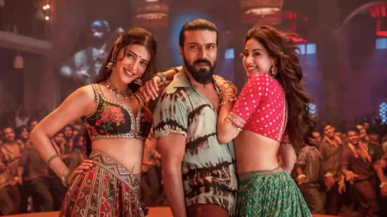पेड्डी फिल्म के गाने के दौरान बाएं से दाएं अभिनेत्री श्रुति हासन, अभिनेता राम चरण और अभिनेत्री जान्हवी कपूर नजर आ रहे हैं। पेड्डी फिल्म के गाने के दौरान बाएं से दाएं अभिनेत्री श्रुति हासन, अभिनेता राम चरण और अभिनेत्री जान्हवी कपूर नजर आ रहे हैं।