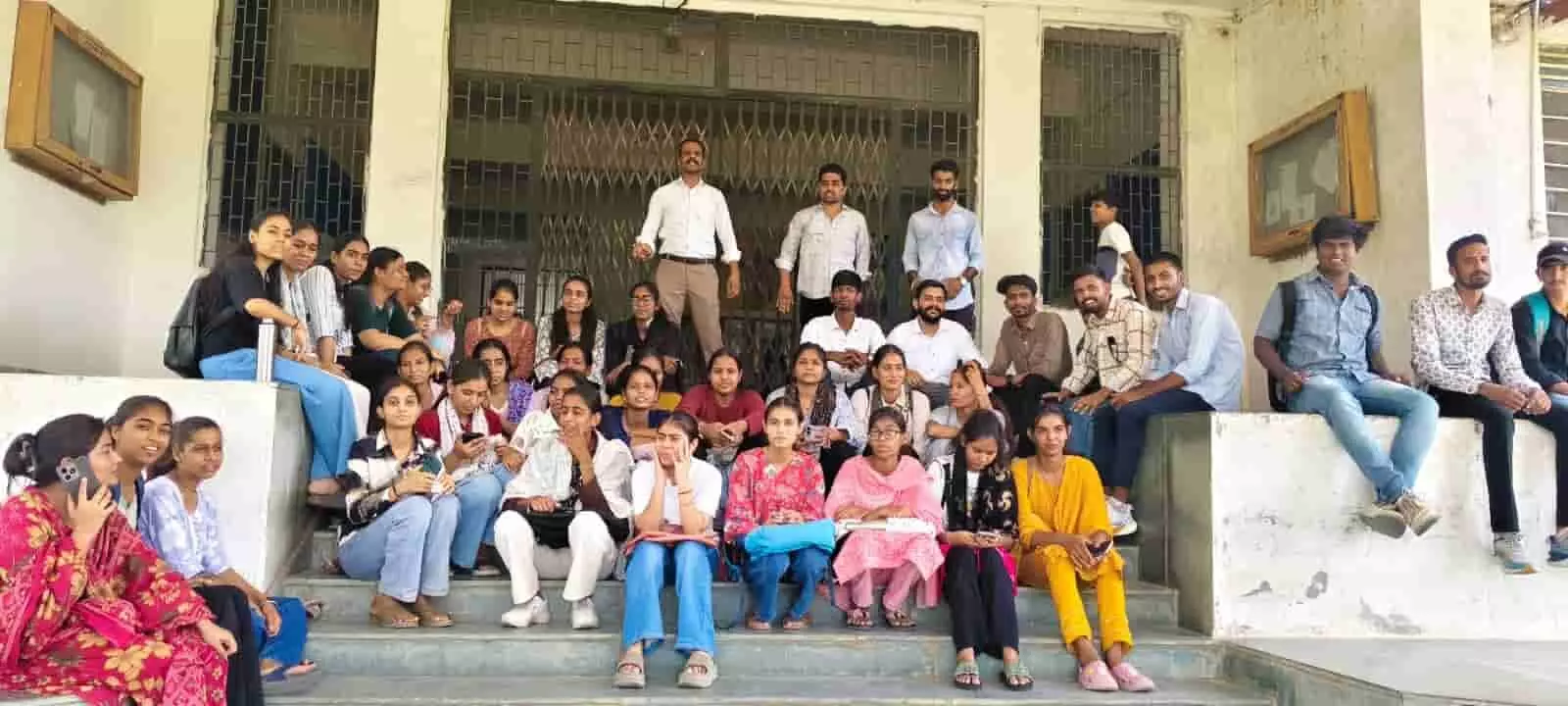 आमेट महाविद्यालय में प्रशासनिक अव्यवस्थाओं के विरोध में प्रदर्शन करते छात्र और ABVP कार्यकर्ता।