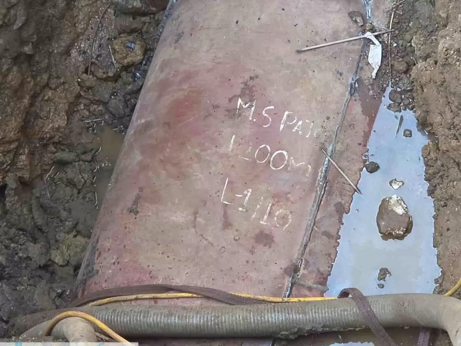 कुर्ला के 90 फीट रोड पर खुदाई के दौरान गड्ढे में दिखाई दे रही 1200 एमएम व्यास की मुख्य जलवाहिनी पाइपलाइन। कुर्ला के 90 फीट रोड पर खुदाई के दौरान गड्ढे में दिखाई दे रही 1200 एमएम व्यास की मुख्य जलवाहिनी पाइपलाइन।