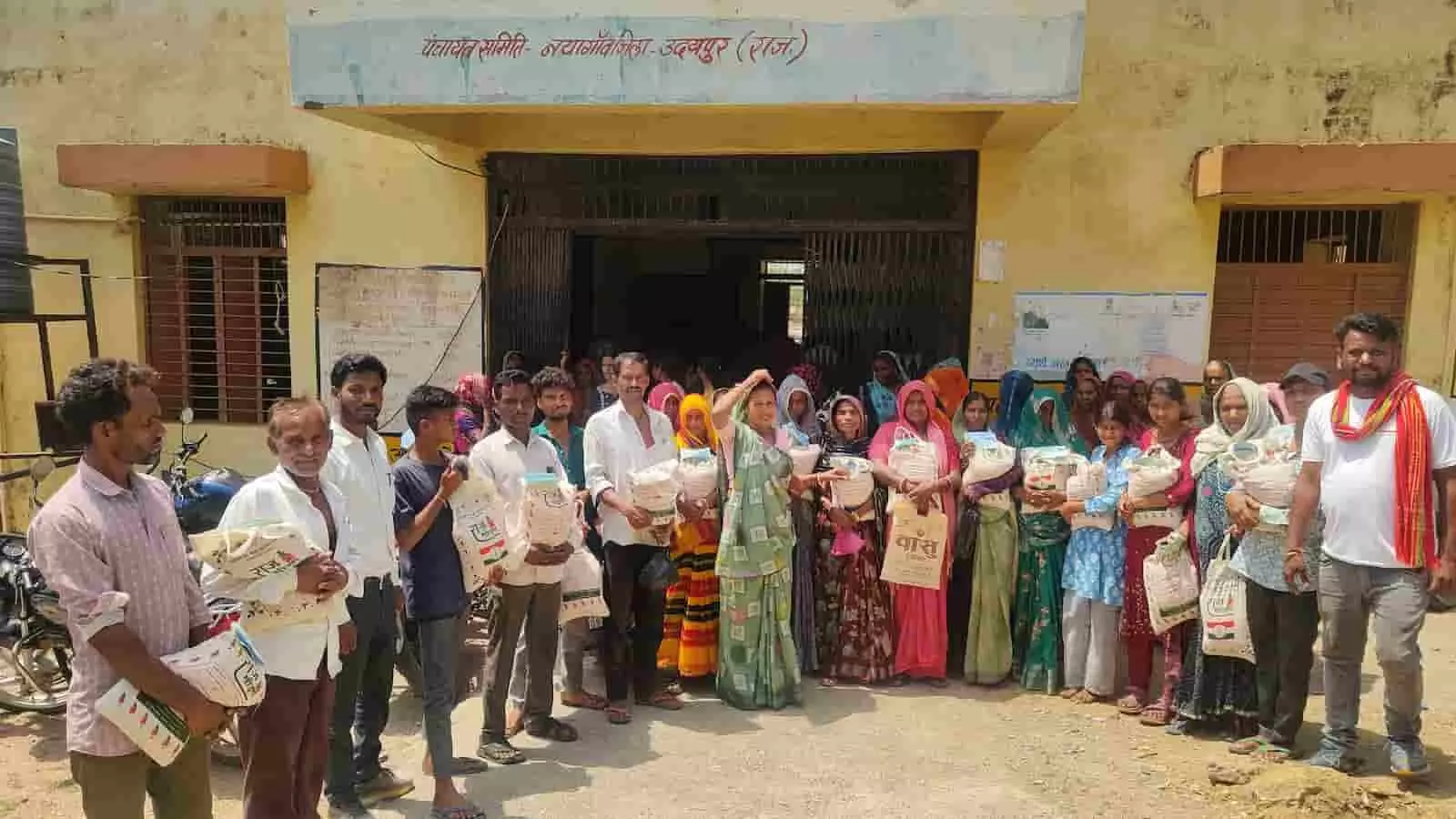 नयागांव की सरेरा ग्राम पंचायत भवन के बाहर सरकारी अधिकारी और जनप्रतिनिधि ग्रामीणों को मुफ्त मक्का बीज के मिनीकिट बांट रहे हैं। नयागांव की सरेरा ग्राम पंचायत भवन के बाहर सरकारी अधिकारी और जनप्रतिनिधि ग्रामीणों को मुफ्त मक्का बीज के मिनीकिट बांट रहे हैं।