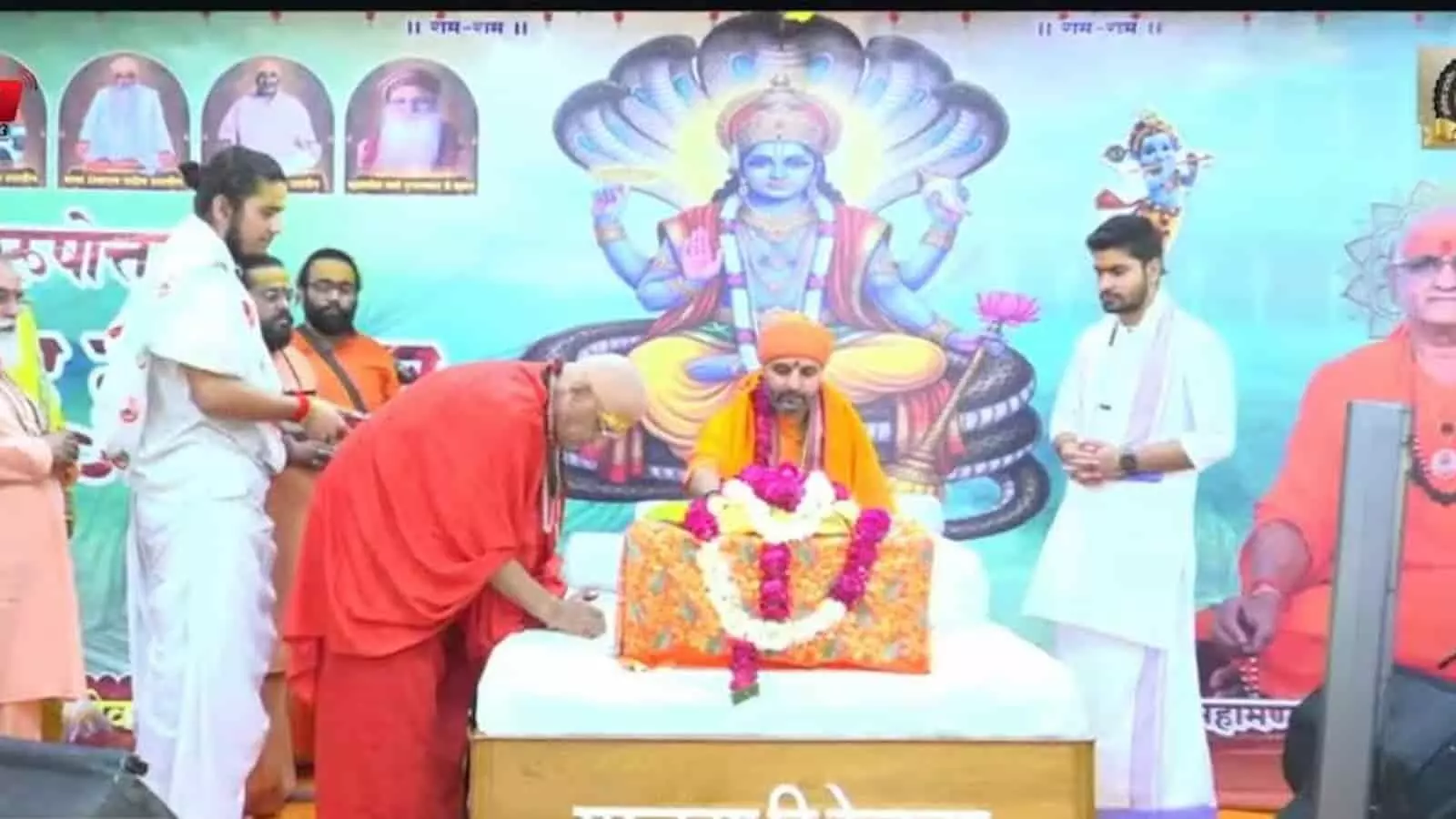 हरिशेवा उदासीन आश्रम भीलवाड़ा में भगवान शिव के चित्र के सामने धार्मिक ग्रंथ का पूजन करते संत और सेवादार।