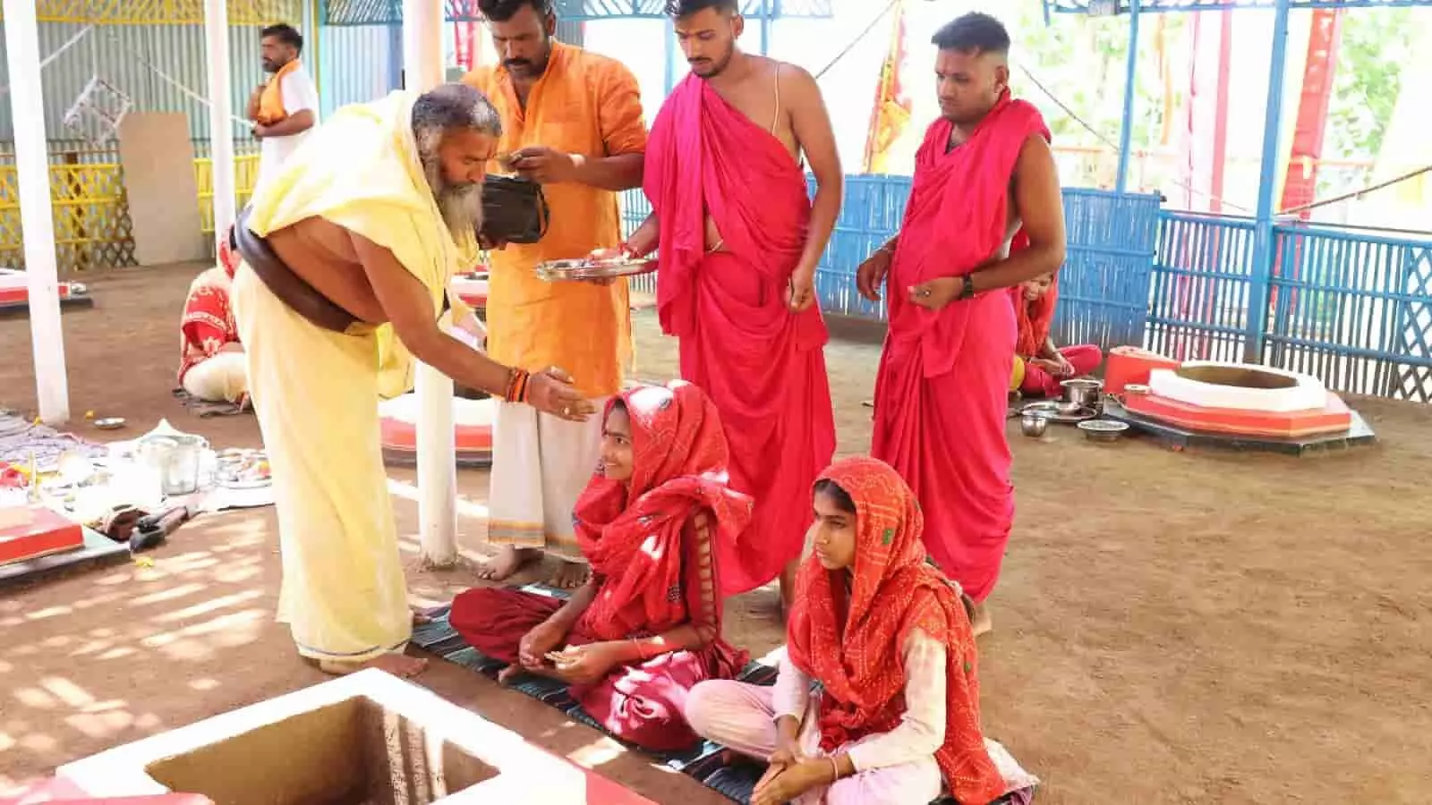 हनुमान टेकरी आश्रम में श्री विष्णु लक्ष्मी महायज्ञ के दौरान बालिकाओं को तिलक लगाते संत।