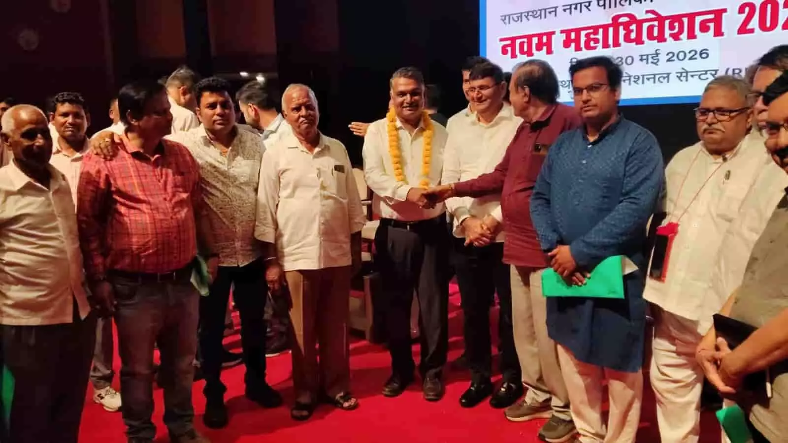 जयपुर में राजस्थान नगर पालिका कर्मचारी फेडरेशन के महाधिवेशन मंच पर नवनियुक्त पदाधिकारियों का स्वागत करते सदस्य।
