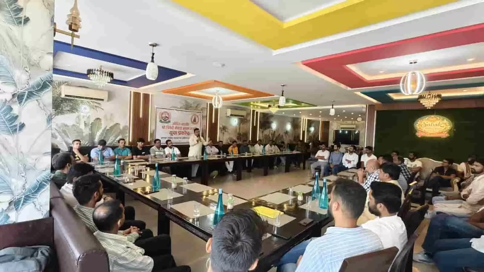 उदयपुर में त्रिवेदी मेवाड़ा ब्राह्मण समाज के युवा मिलन समारोह में मौजूद समाजजन और पदाधिकारी। उदयपुर में त्रिवेदी मेवाड़ा ब्राह्मण समाज के युवा मिलन समारोह में मौजूद समाजजन और पदाधिकारी।