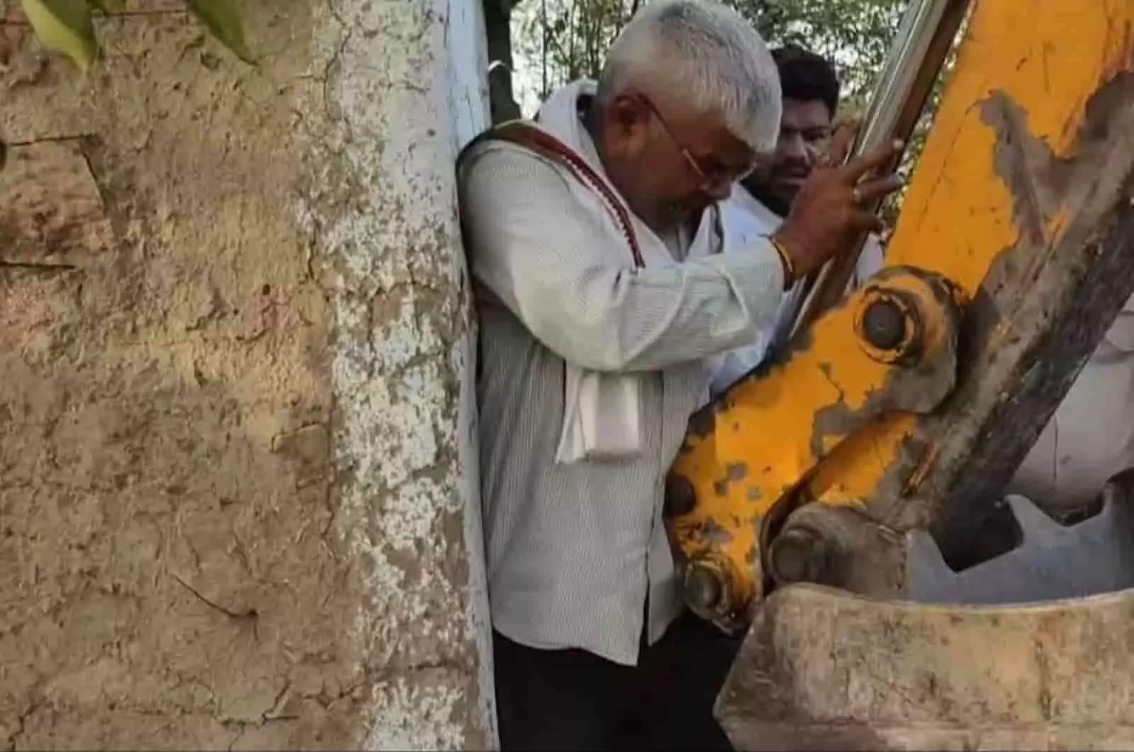 बारां में नगर परिषद की कार्रवाई के दौरान अधिशाषी अभियंता और नेता प्रतिपक्ष के पिता के बीच हुआ विवाद। बारां में नगर परिषद की कार्रवाई के दौरान अधिशाषी अभियंता और नेता प्रतिपक्ष के पिता के बीच हुआ विवाद।