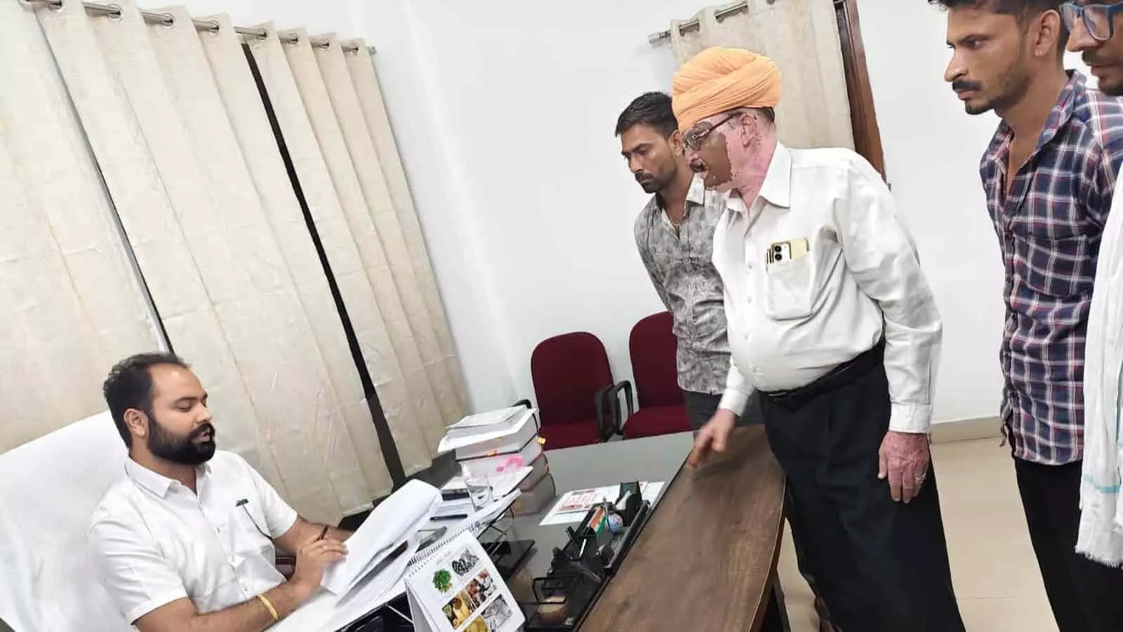 कार्यालय में ग्रामीण अधिकारी को सड़क निर्माण की शिकायत से जुड़ा ज्ञापन सौंपते हुए। कार्यालय में ग्रामीण अधिकारी को सड़क निर्माण की शिकायत से जुड़ा ज्ञापन सौंपते हुए।
