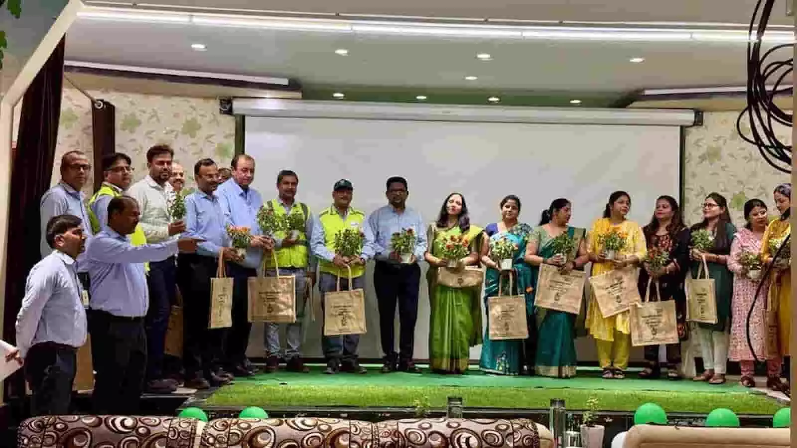 डालमिया भारत के बोकारो में आयोजित पर्यावरण जागरूकता कार्यक्रम में उपस्थित अधिकारी और प्रतिभागी। डालमिया भारत के बोकारो में आयोजित पर्यावरण जागरूकता कार्यक्रम में उपस्थित अधिकारी और प्रतिभागी।