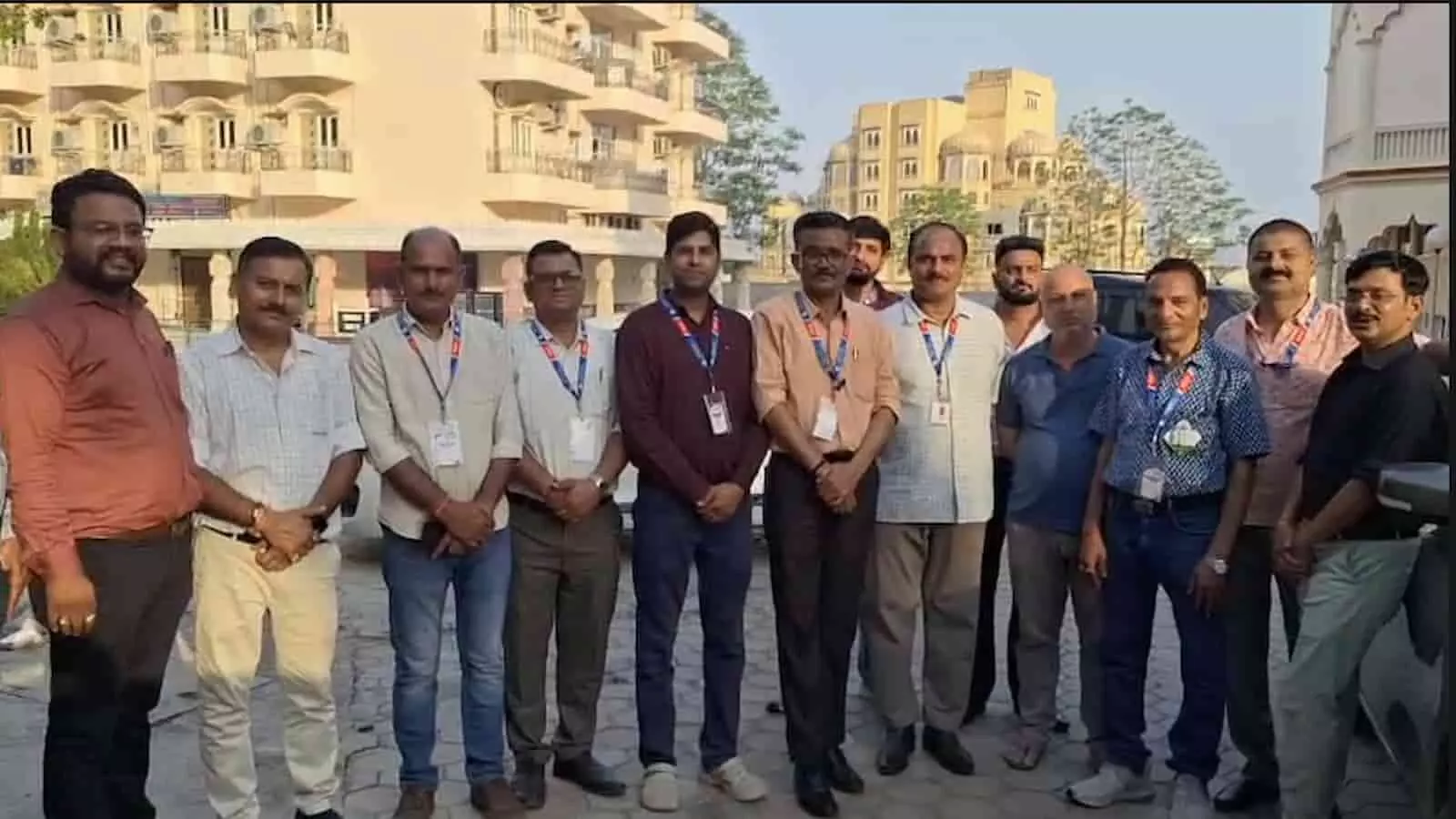 पत्रकार सुरक्षा की मांग करते हुए इमारत के बाहर खड़े आईएफडब्ल्यूजे सदस्यों का समूह।