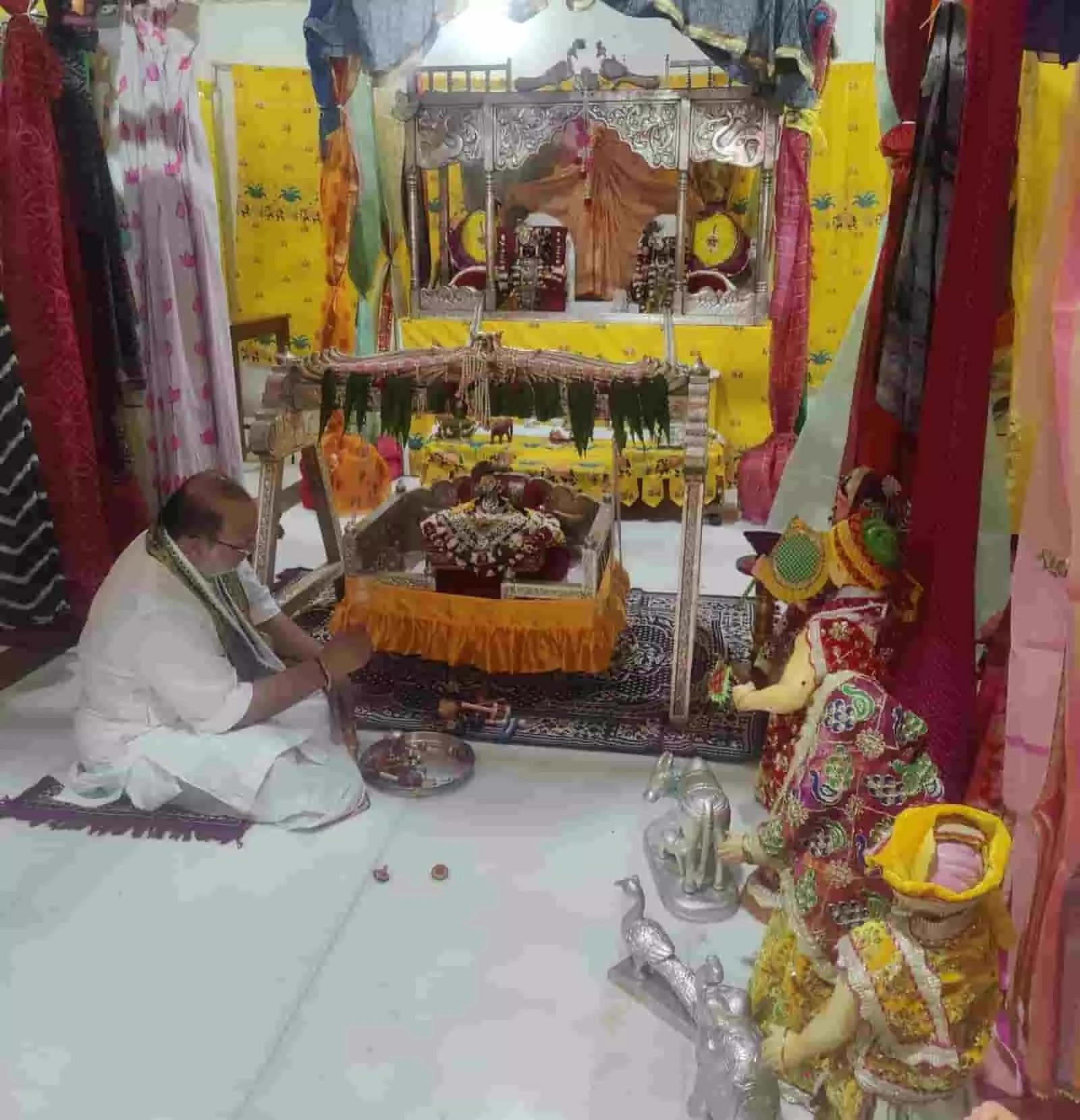 भीलवाड़ा के आनंदधाम हवेली में कांकरोली नरेश डॉ. वागीश कुमार जी महाराज दीक्षा देते हुए।