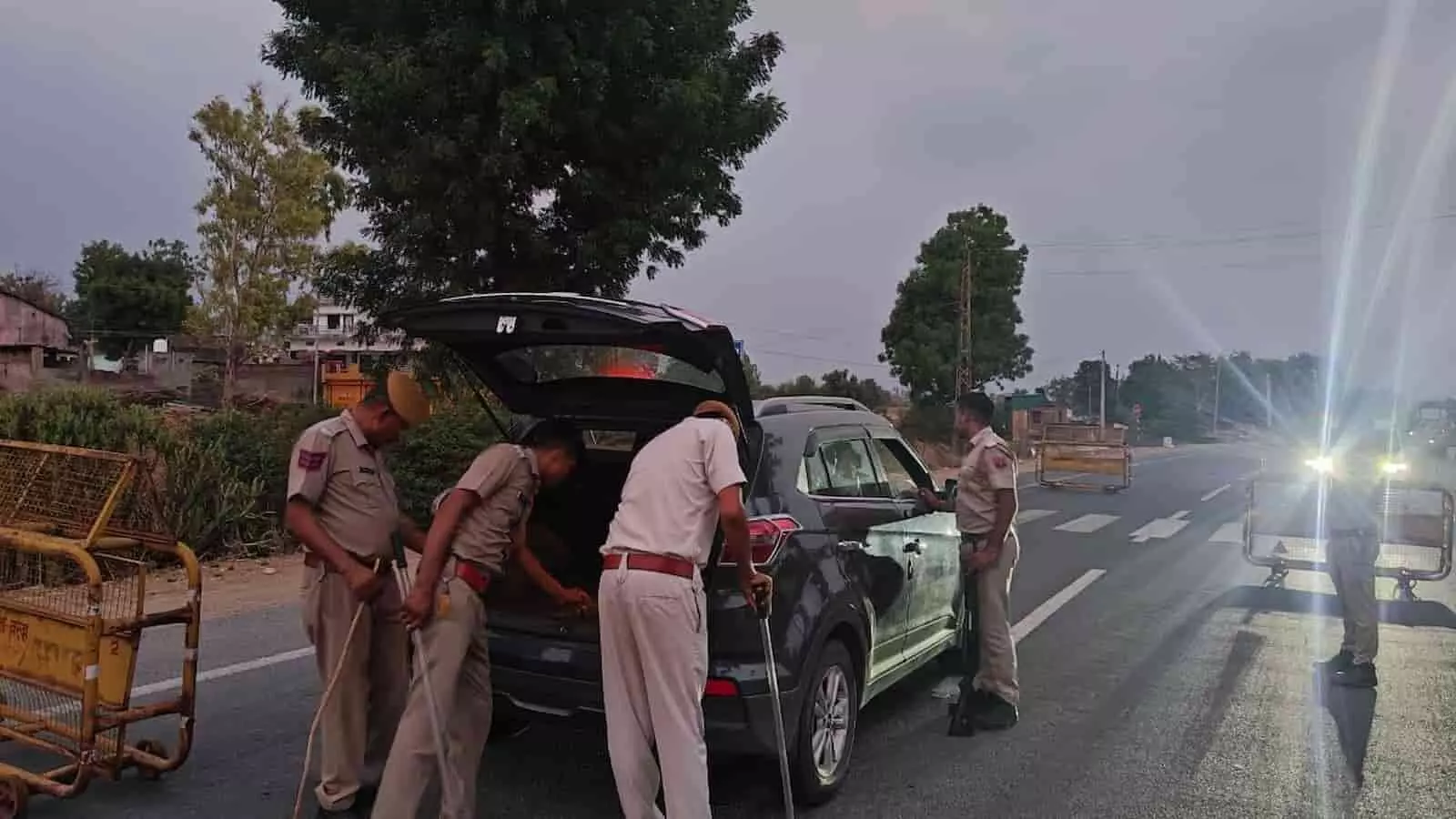 राजस्थान में यातायात नियमों का उल्लंघन करने वाले वाहनों के खिलाफ पुलिस की विशेष नाकेबंदी कार्रवाई। राजस्थान में यातायात नियमों का उल्लंघन करने वाले वाहनों के खिलाफ पुलिस की विशेष नाकेबंदी कार्रवाई।