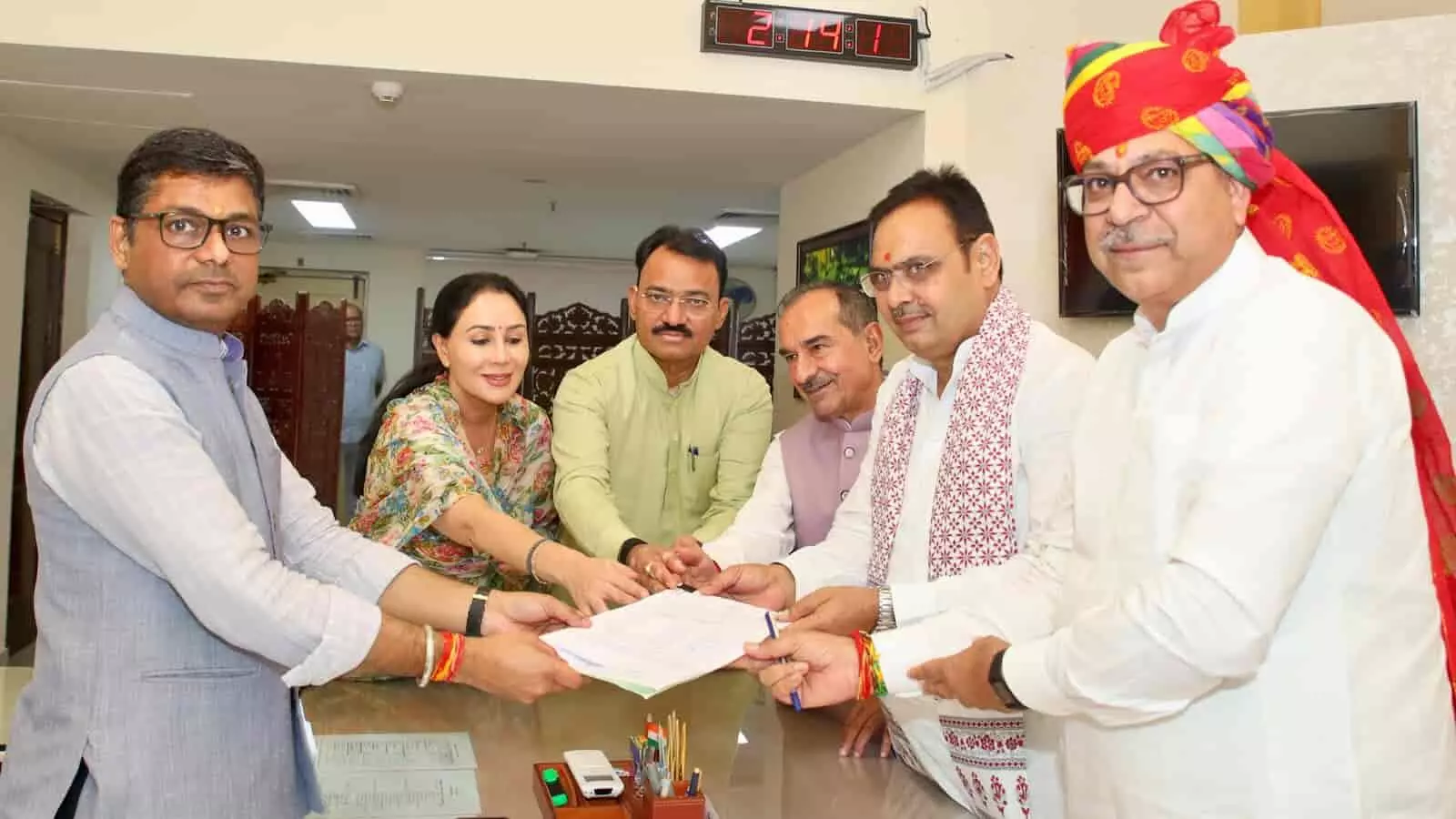 राजस्थान राज्यसभा चुनाव के लिए डॉ. सतीश पूनिया और डॉ. अल्का गुर्जर नामांकन दाखिल करते हुए। राजस्थान राज्यसभा चुनाव के लिए डॉ. सतीश पूनिया और डॉ. अल्का गुर्जर नामांकन दाखिल करते हुए।