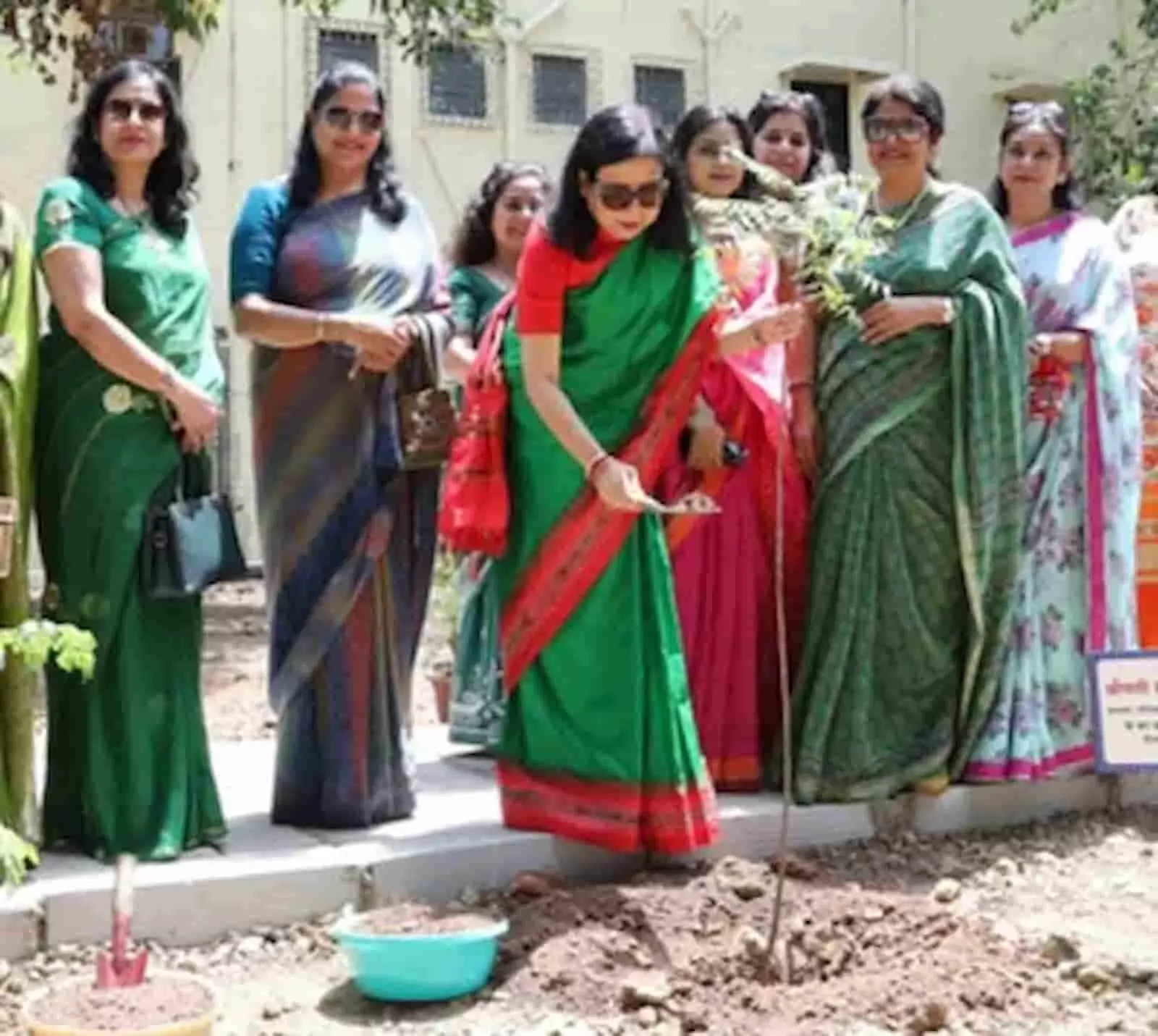 तस्वीर में श्रीमती सुजाता पांडेय और अन्य सदस्य अंधेरी रेलवे कॉलोनी में पौधे लगाती हुई।