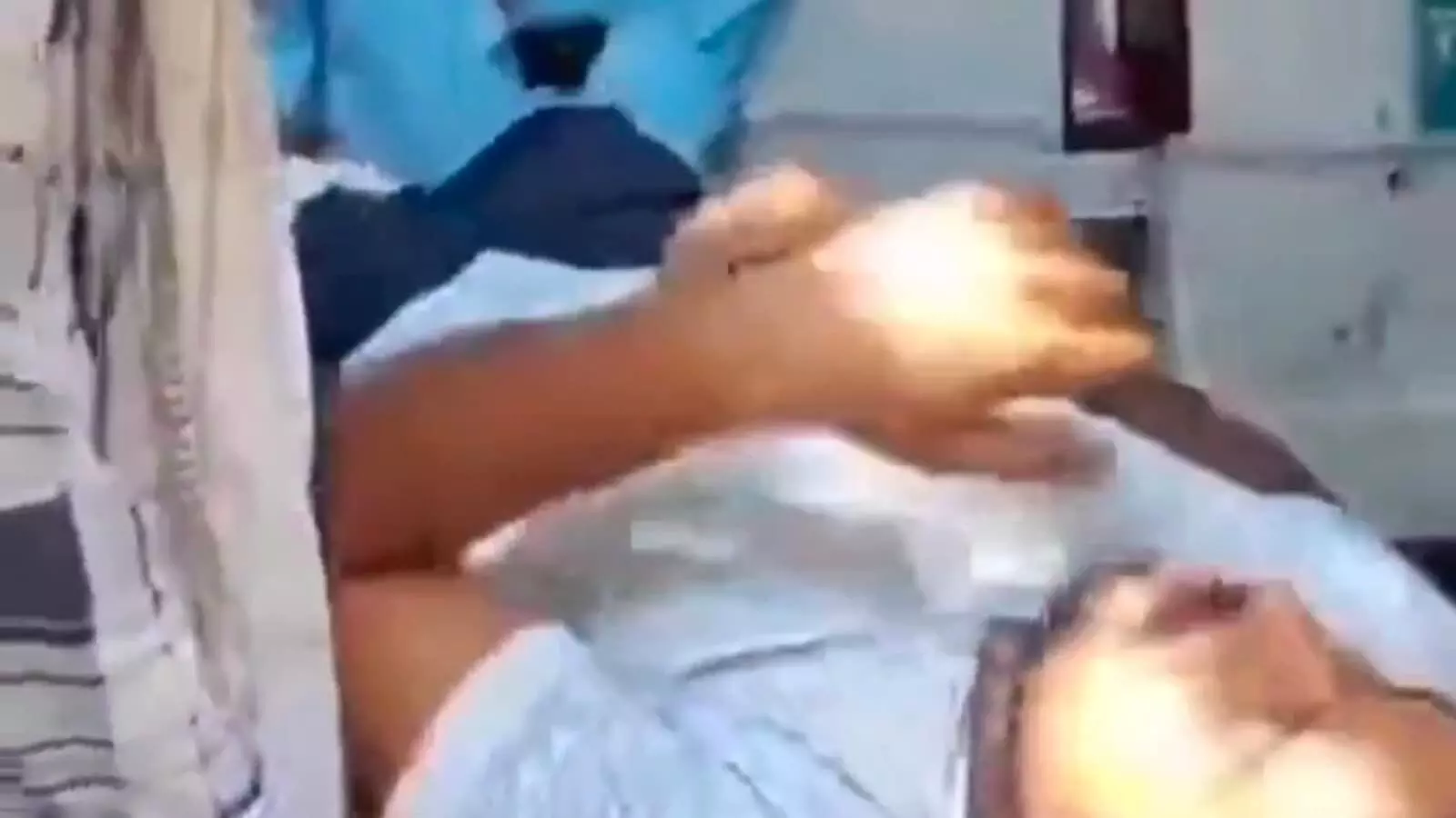 बयाना के सरकारी अस्पताल में सड़क हादसे के घायल मरीजों का उपचार करते स्वास्थ्य कर्मी। बयाना के सरकारी अस्पताल में सड़क हादसे के घायल मरीजों का उपचार करते स्वास्थ्य कर्मी।