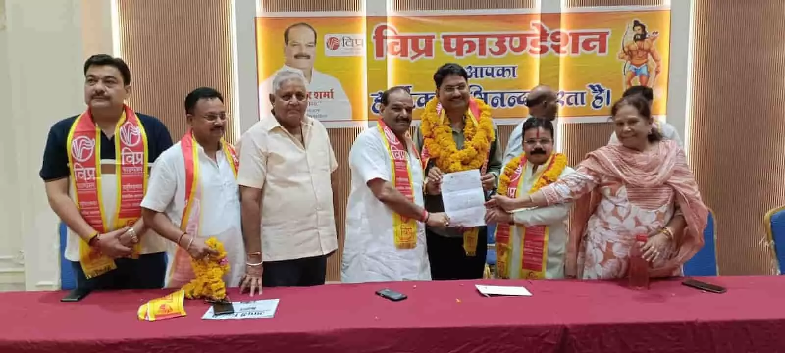 तस्वीर में शिव शर्मा को कोटा महानगर जिलाध्यक्ष का नियुक्ति पत्र सौंपते पदाधिकारी। तस्वीर में शिव शर्मा को कोटा महानगर जिलाध्यक्ष का नियुक्ति पत्र सौंपते पदाधिकारी।