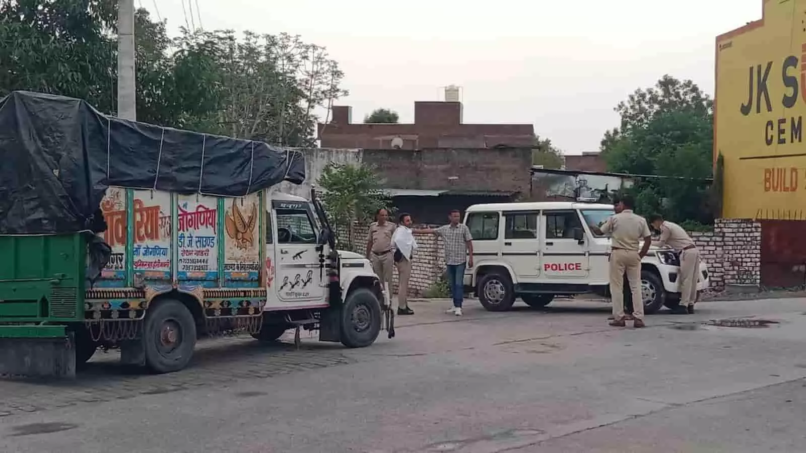 आकोला में जवाहरनगर चौराहे पर पुलिसकर्मी नाकाबंदी कर सड़क किनारे खड़े वाहनों की जांच कर रहे हैं। आकोला में जवाहरनगर चौराहे पर पुलिसकर्मी नाकाबंदी कर सड़क किनारे खड़े वाहनों की जांच कर रहे हैं।