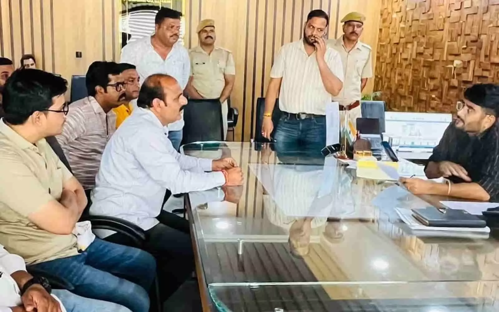 तस्वीर में भाजपा नेता नगर निगम आयुक्त को गुमानपुरा नहर घटना पर ज्ञापन सौंपते हुए। तस्वीर में भाजपा नेता नगर निगम आयुक्त को गुमानपुरा नहर घटना पर ज्ञापन सौंपते हुए।