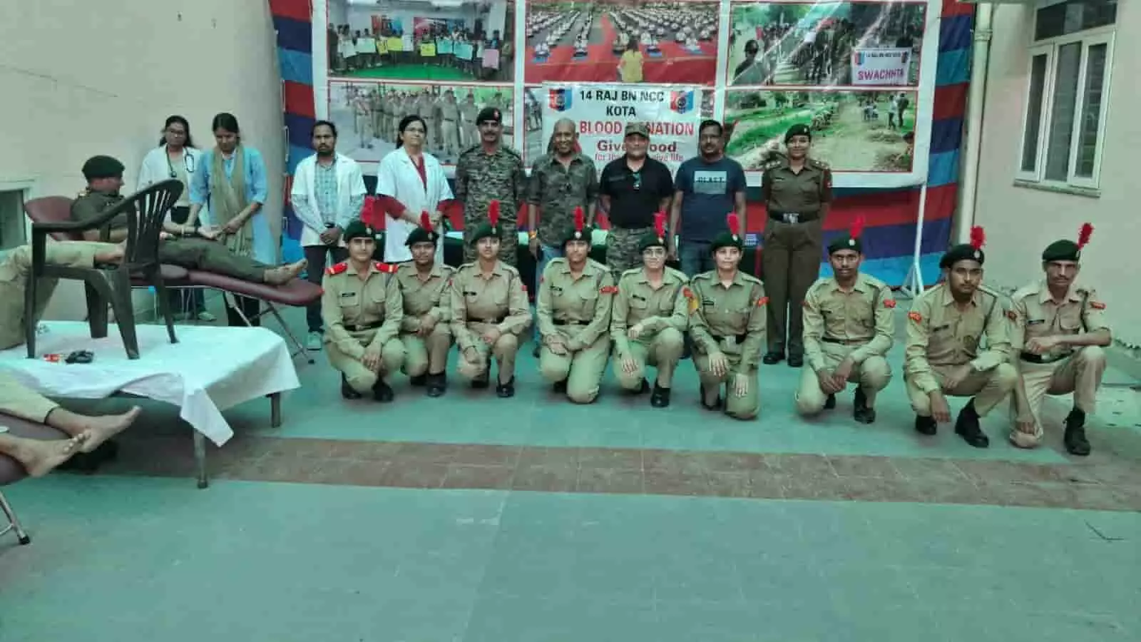 तस्वीर में आरटीयू कुलगुरु और एनसीसी कैडेट कोटा मेडिकल कॉलेज में रक्तदान शिविर में दिख रहे हैं। तस्वीर में आरटीयू कुलगुरु और एनसीसी कैडेट कोटा मेडिकल कॉलेज में रक्तदान शिविर में दिख रहे हैं।