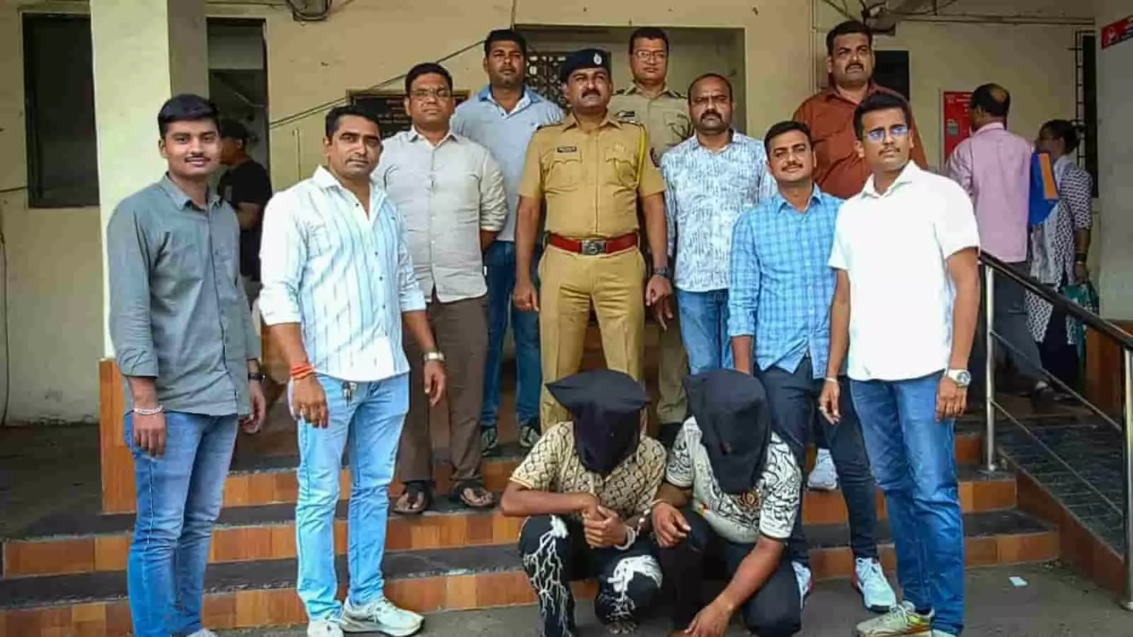 नवघर पुलिस स्टेशन के बाहर पुलिस अधिकारियों के साथ खड़े हत्याकांड के आरोपी। नवघर पुलिस स्टेशन के बाहर पुलिस अधिकारियों के साथ खड़े हत्याकांड के आरोपी।