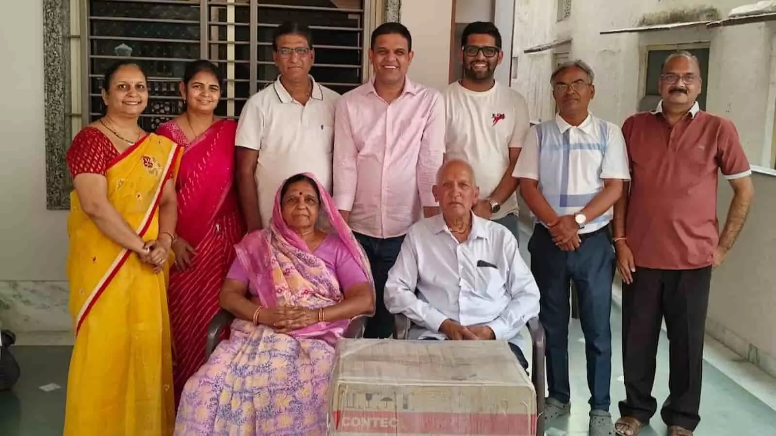 तस्वीर में मालू और राठौड़ परिवार के सदस्य चित्तौड़गढ़ में फाउंडेशन को ऑक्सीजन कंसंट्रेटर सौंपते हुए दिख रहे हैं। तस्वीर में मालू और राठौड़ परिवार के सदस्य चित्तौड़गढ़ में फाउंडेशन को ऑक्सीजन कंसंट्रेटर सौंपते हुए दिख रहे हैं।