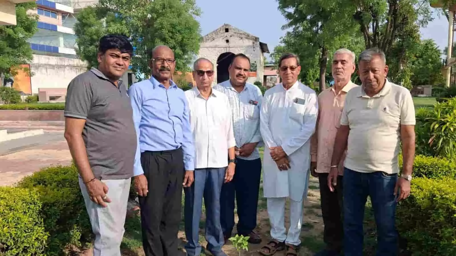 चित्तौड़गढ़ मोक्षधाम में औषधीय पौधे लगाते समिति के सदस्य और पदाधिकारी। चित्तौड़गढ़ मोक्षधाम में औषधीय पौधे लगाते समिति के सदस्य और पदाधिकारी।