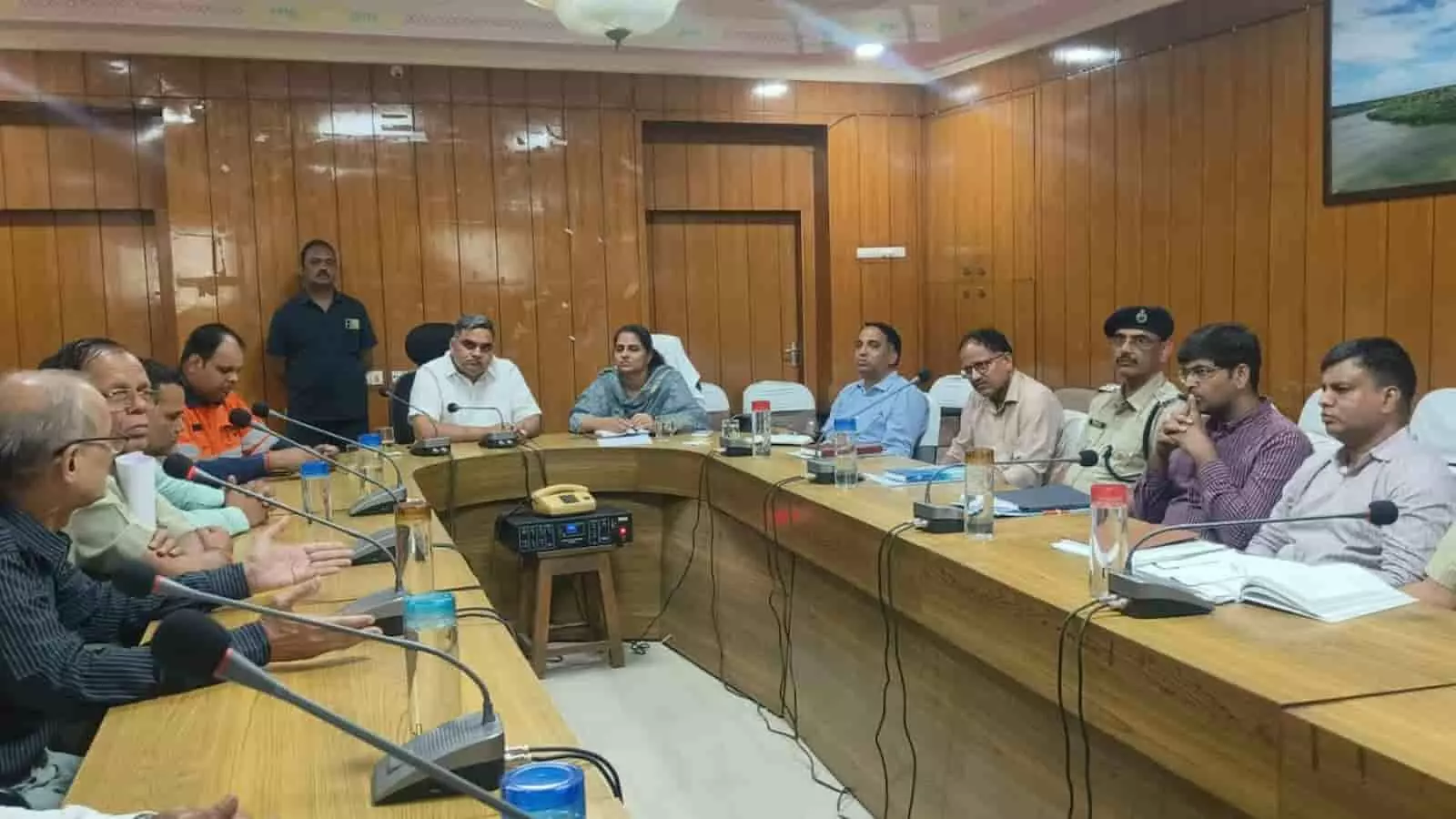 बड़ीसादड़ी में अपशिष्ट पदार्थ हटाने को लेकर अधिकारियों के साथ बैठक करतीं जिला कलक्टर डॉ. मंजू। बड़ीसादड़ी में अपशिष्ट पदार्थ हटाने को लेकर अधिकारियों के साथ बैठक करतीं जिला कलक्टर डॉ. मंजू।