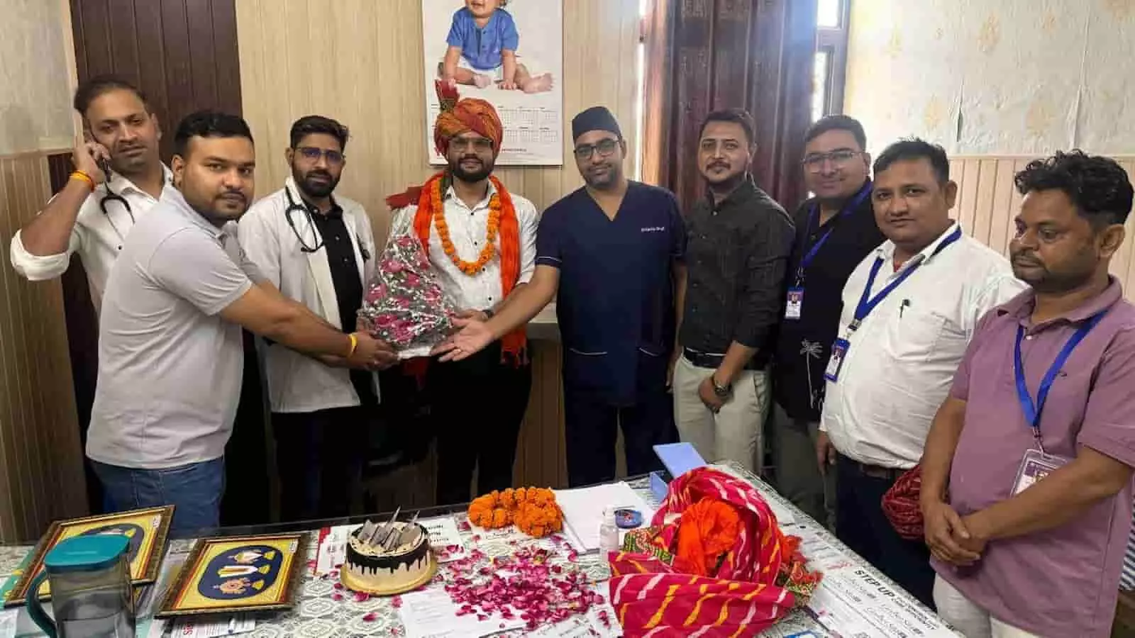 तस्वीर में सीपी हॉस्पिटल की टीम के साथ नए ऑर्थोपेडिक विशेषज्ञ डॉ. सचिन योगी अस्पताल में दिखाई दे रहे हैं।