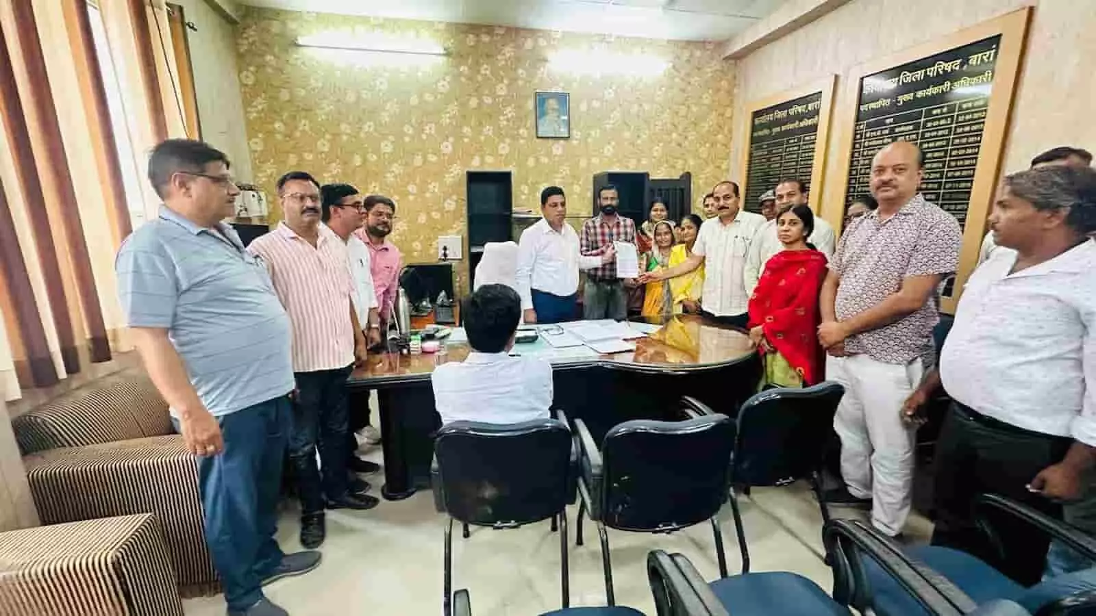 बारां में अपनी लंबित मांगों के लिए ज्ञापन सौंपते पंचायती राज मंत्रालयिक कर्मचारी संगठन के पदाधिकारी। बारां में अपनी लंबित मांगों के लिए ज्ञापन सौंपते पंचायती राज मंत्रालयिक कर्मचारी संगठन के पदाधिकारी।