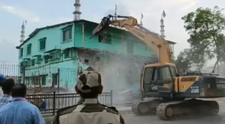 भायंदर के आजाद नगर में पोकलेन मशीन द्वारा अवैध निर्माण को ध्वस्त करने की कार्रवाई और मौजूद सुरक्षा बल। भायंदर के आजाद नगर में पोकलेन मशीन द्वारा अवैध निर्माण को ध्वस्त करने की कार्रवाई और मौजूद सुरक्षा बल।
