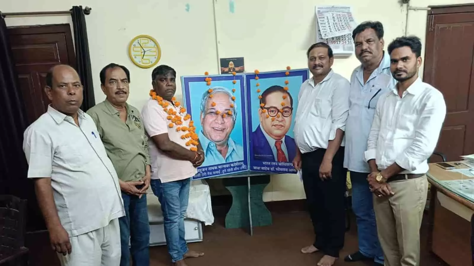 उदयपुर के भूपालपुरा में बहुजन समाज पार्टी की बैठक के दौरान कांशीराम और डॉ. भीमराव अंबेडकर के चित्रों के पास खड़े पार्टी पदाधिकारी।
