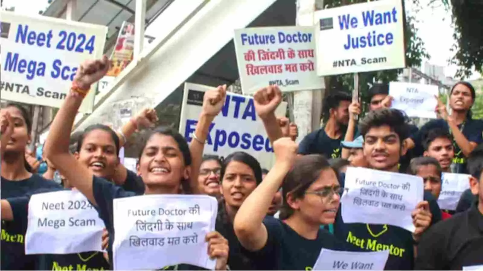 हाथों में पोस्टर और बैनर लेकर विरोध प्रदर्शन करते हुए अनेक छात्र और छात्राएं| हाथों में पोस्टर और बैनर लेकर विरोध प्रदर्शन करते हुए अनेक छात्र और छात्राएं|
