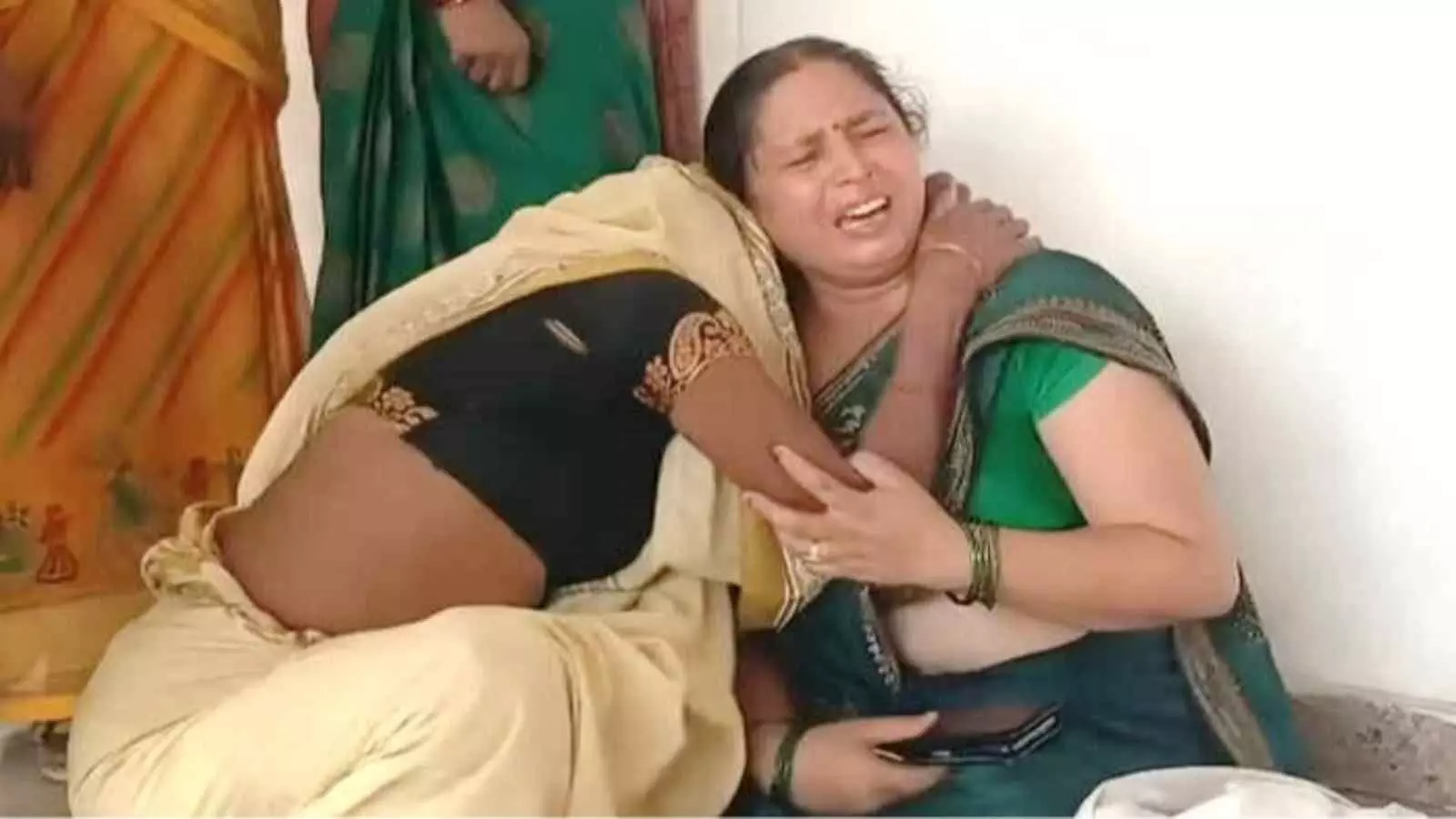 अस्पताल परिसर में रोती हुई महिला को गले लगाकर सांत्वना देती दूसरी महिला| अस्पताल परिसर में रोती हुई महिला को गले लगाकर सांत्वना देती दूसरी महिला|