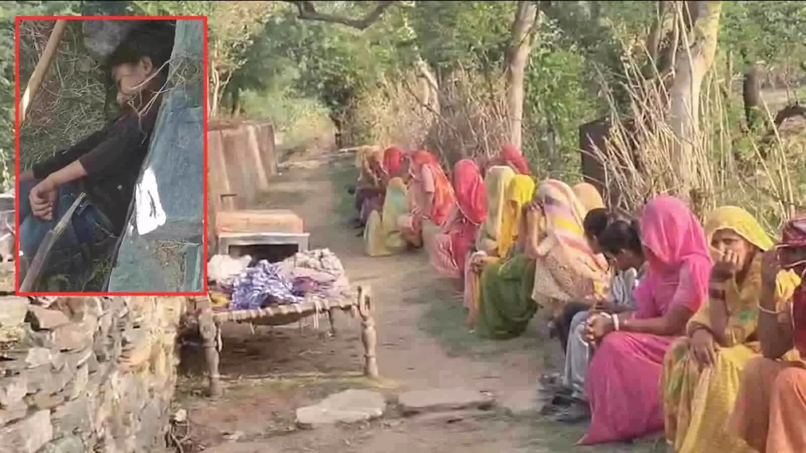 आमनेर गांव में खेत के रास्ते पर एक खाट के पास जमीन पर बैठी ग्रामीण महिलाएं।