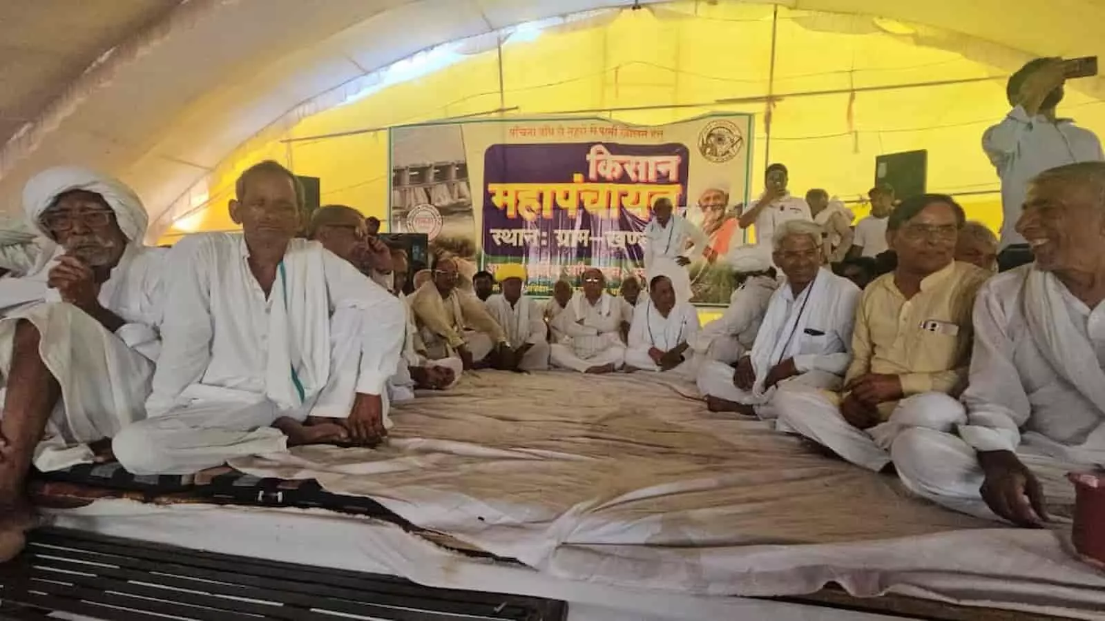 खण्डीप में पांचना बांध नहर जल विवाद को लेकर किसान महापंचायत में चर्चा करते ग्रामीण और नेता।