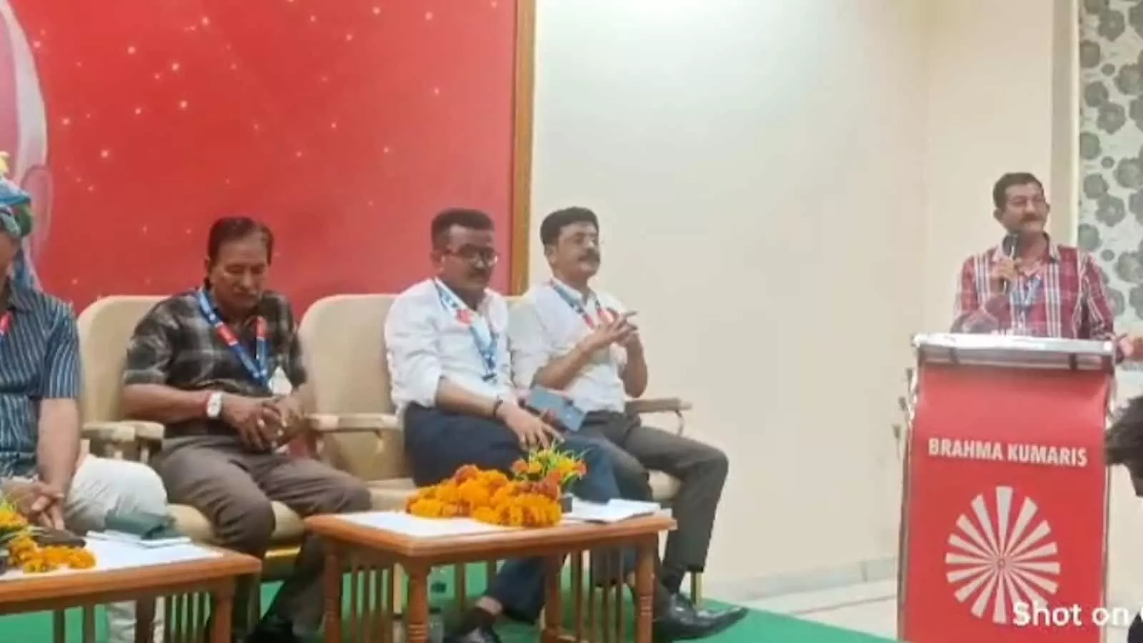 आबूरोड में आईएफडब्ल्यूजे राजस्थान अधिवेशन के दौरान मंच पर बैठे पदाधिकारी और संगठन के सदस्य। आबूरोड में आईएफडब्ल्यूजे राजस्थान अधिवेशन के दौरान मंच पर बैठे पदाधिकारी और संगठन के सदस्य।