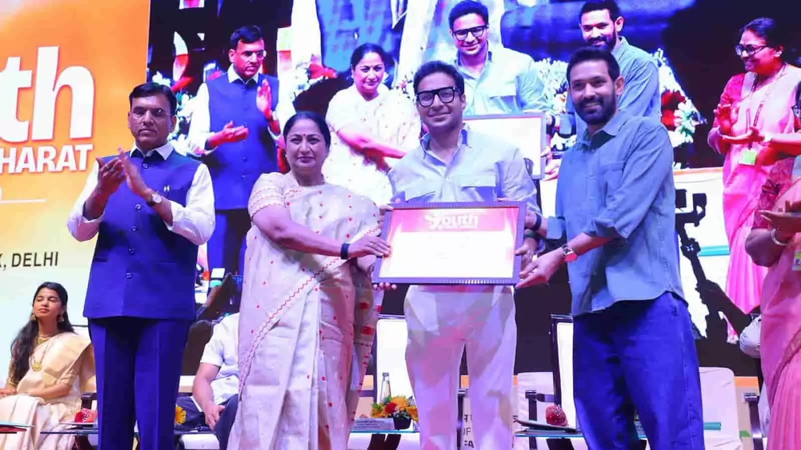 सम्मान समारोह के दौरान मंच पर प्रमाणपत्र के साथ खड़े छात्र जिगर नायक और उनकी माता अपूर्वा नायक। सम्मान समारोह के दौरान मंच पर प्रमाणपत्र के साथ खड़े छात्र जिगर नायक और उनकी माता अपूर्वा नायक।