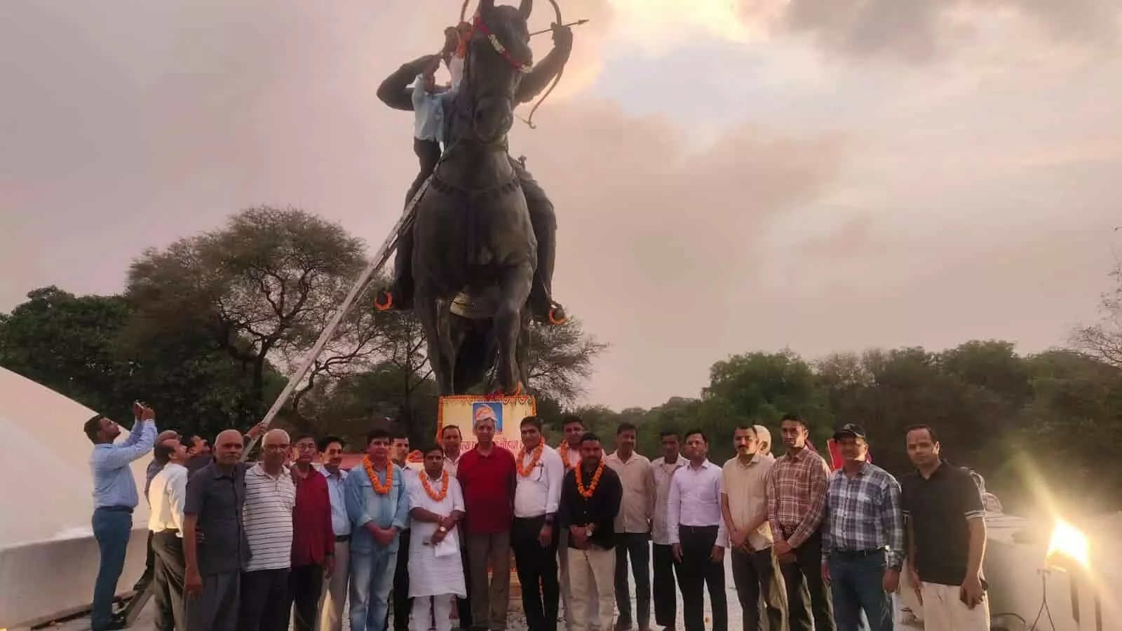 महरौली में सम्राट पृथ्वीराज चौहान की प्रतिमा के समक्ष एकत्र भारतीय रावत महासभा के सदस्य। महरौली में सम्राट पृथ्वीराज चौहान की प्रतिमा के समक्ष एकत्र भारतीय रावत महासभा के सदस्य।