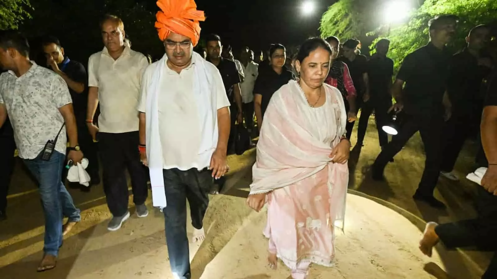 राजस्थान के मुख्यमंत्री भजनलाल शर्मा डीग में गोवर्धन गिरिराज जी की परिक्रमा कर रहे हैं। राजस्थान के मुख्यमंत्री भजनलाल शर्मा डीग में गोवर्धन गिरिराज जी की परिक्रमा कर रहे हैं।