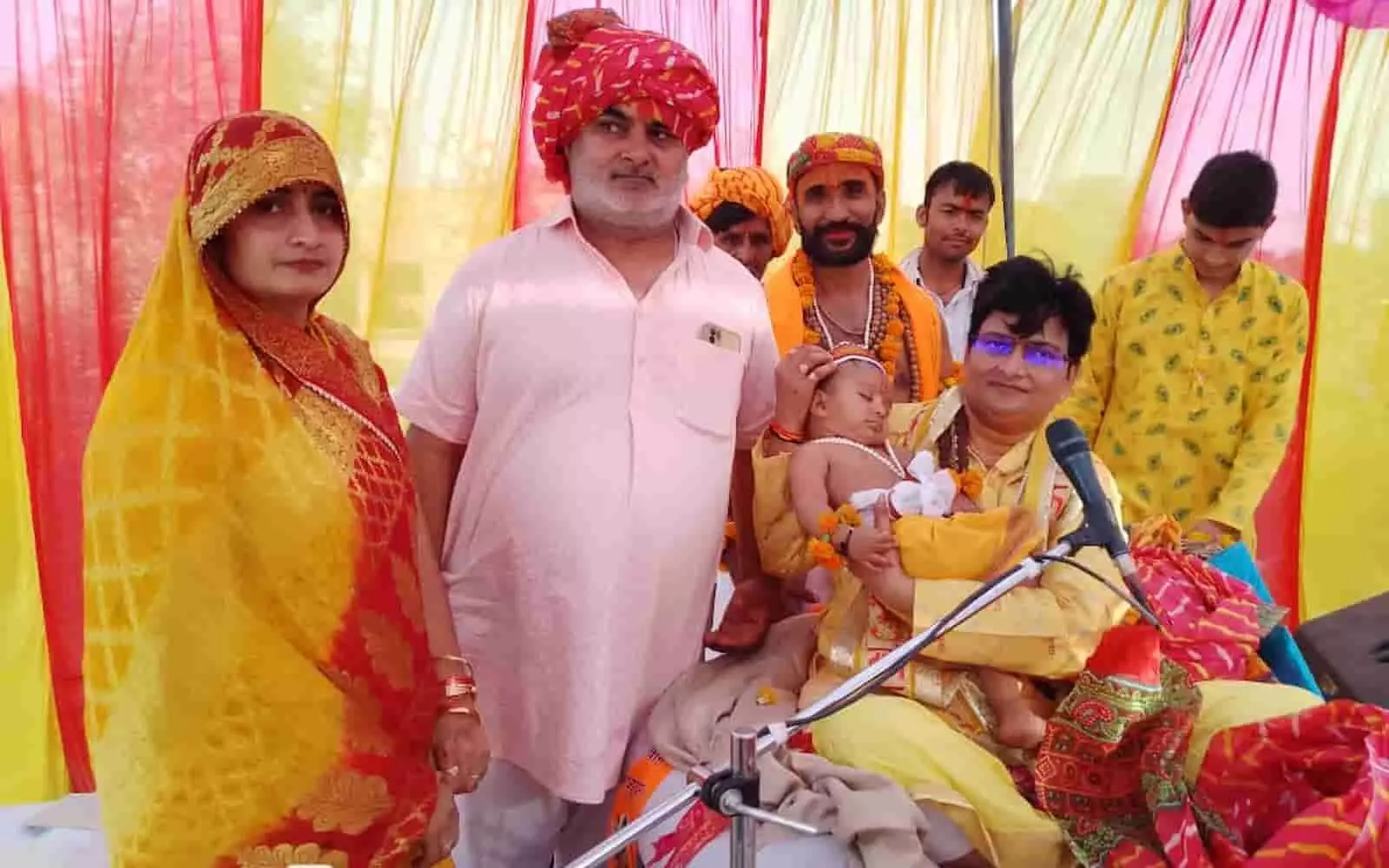 तस्वीर में भक्त भुसावर के बन्देश्वर महादेव मंदिर में श्रीमद् भागवत कथा के दौरान नंदोत्सव मनाते हुए। तस्वीर में भक्त भुसावर के बन्देश्वर महादेव मंदिर में श्रीमद् भागवत कथा के दौरान नंदोत्सव मनाते हुए।
