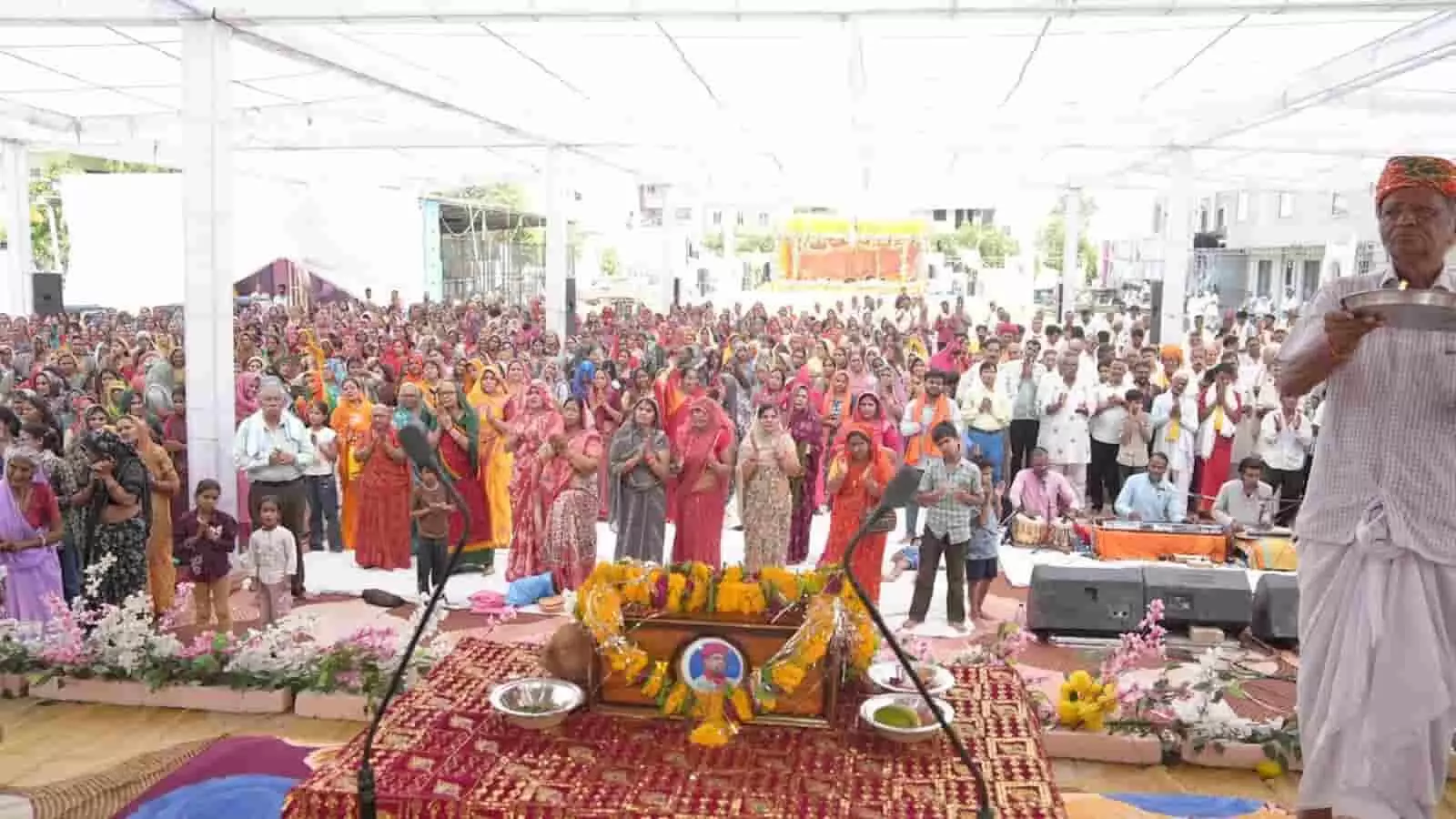 कोटा के धरणीधर गार्डन में श्रीमद्भागवत कथा के दौरान मंच के सामने पांडाल में बैठी महिला और पुरुष श्रद्धालु कोटा के धरणीधर गार्डन में श्रीमद्भागवत कथा के दौरान मंच के सामने पांडाल में बैठी महिला और पुरुष श्रद्धालु