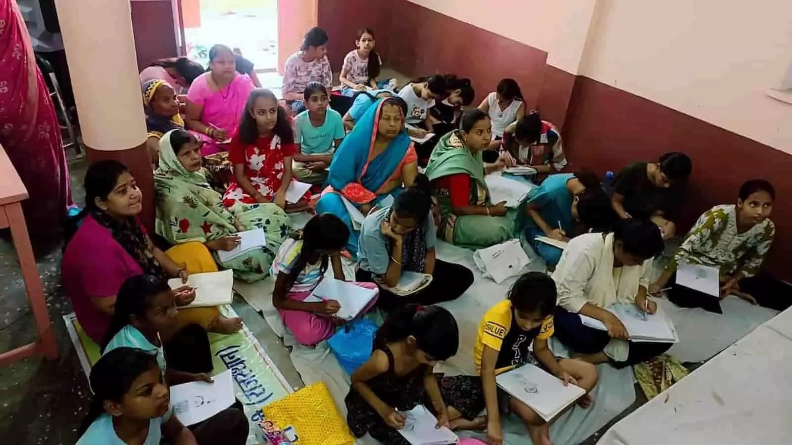 गंगापुर सिटी में भारत विकास परिषद द्वारा आयोजित शिविर में छात्राएं चित्रकला सीख रही हैं। गंगापुर सिटी में भारत विकास परिषद द्वारा आयोजित शिविर में छात्राएं चित्रकला सीख रही हैं।