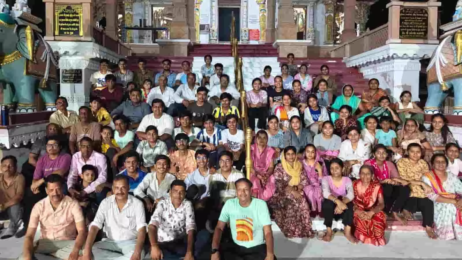 तस्वीर में गिरनार तीर्थ यात्रा के दौरान जूनागढ़ में मौजूद नमन वया और श्रद्धालु। तस्वीर में गिरनार तीर्थ यात्रा के दौरान जूनागढ़ में मौजूद नमन वया और श्रद्धालु।