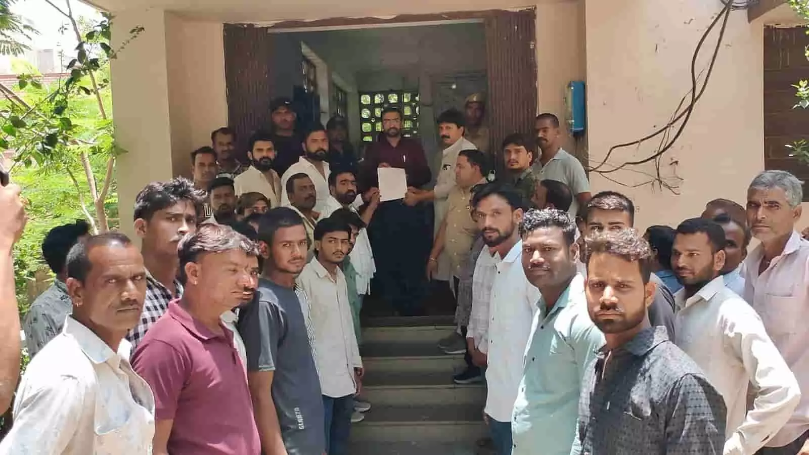 छोटी सादड़ी में ई-रवन्ना सेवा बंद होने पर उपखंड अधिकारी को ज्ञापन देते खनन व्यवसायी। छोटी सादड़ी में ई-रवन्ना सेवा बंद होने पर उपखंड अधिकारी को ज्ञापन देते खनन व्यवसायी।