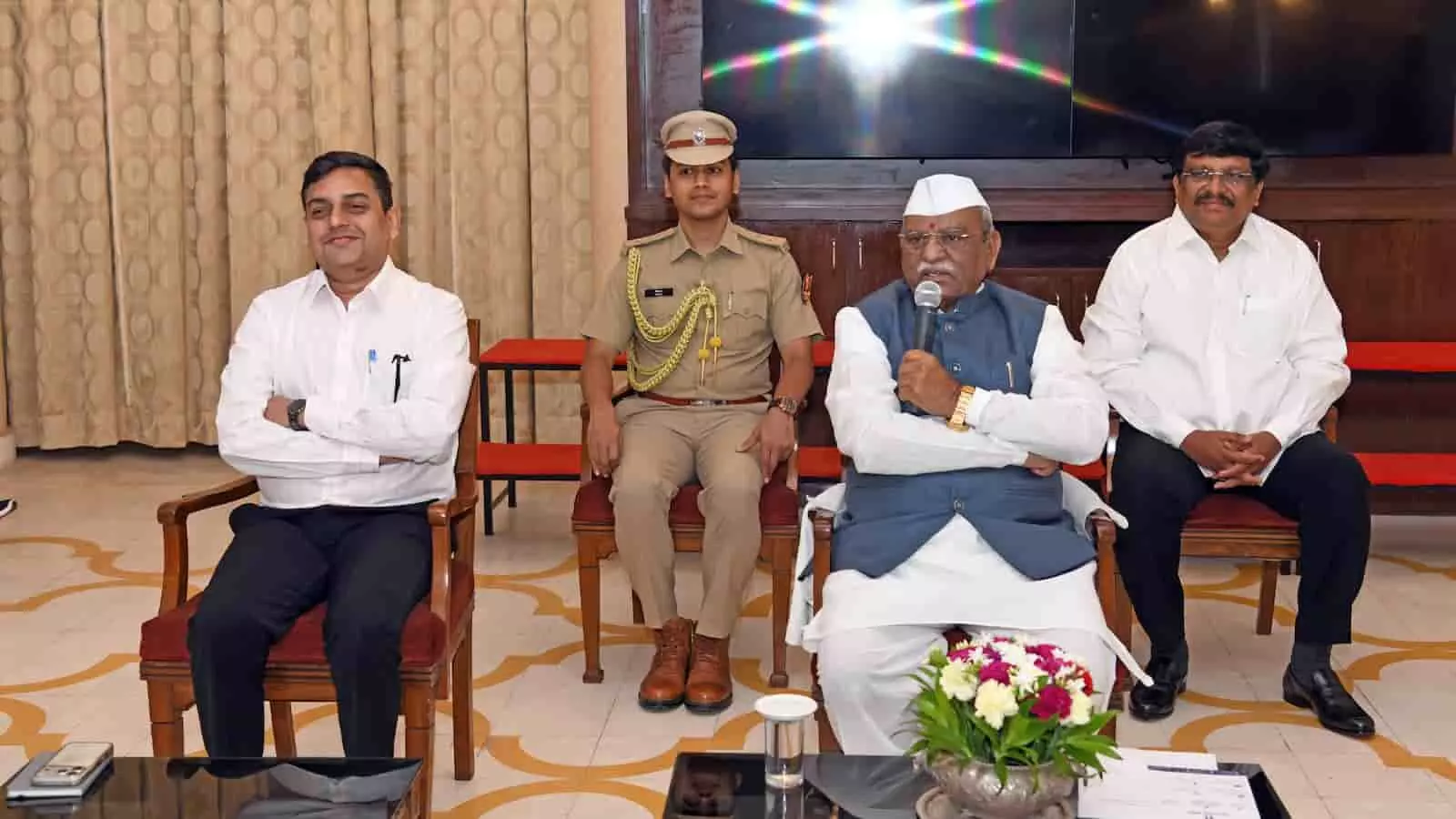 तस्वीर में राज्यपाल हरिभाऊ बागडे राजभवन में आईआईआईटी धारवाड़ के छात्रों को संबोधित कर रहे हैं।