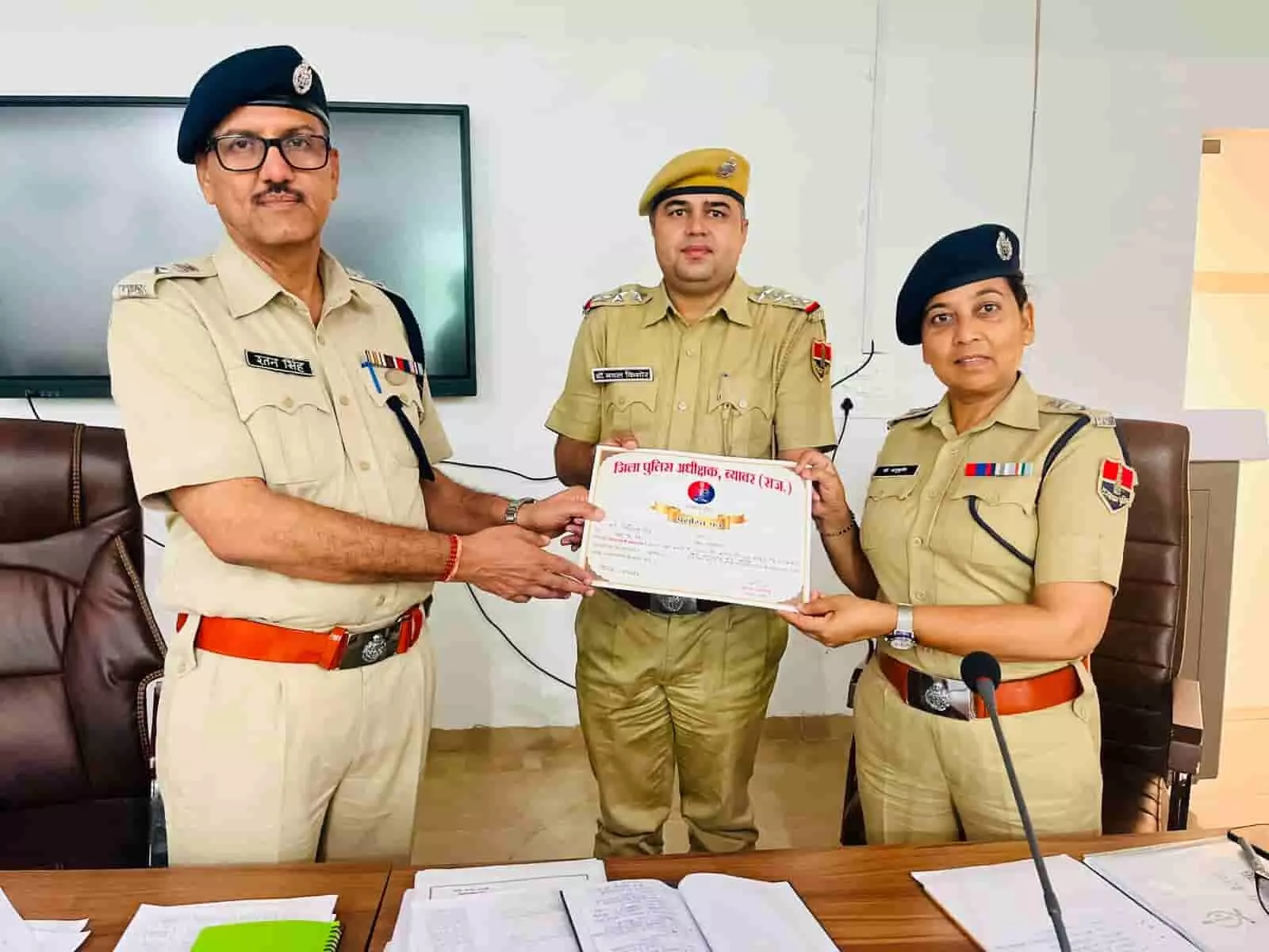ब्यावर में पुलिस अधीक्षक रतन सिंह थानाधिकारी डॉ. नवल किशोर को सम्मान पत्र देते हुए। ब्यावर में पुलिस अधीक्षक रतन सिंह थानाधिकारी डॉ. नवल किशोर को सम्मान पत्र देते हुए।