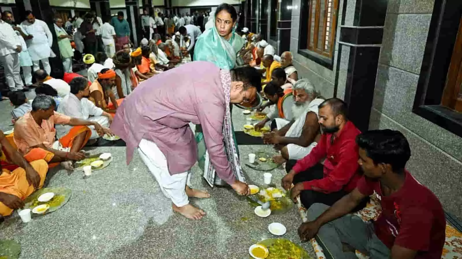 तस्वीर में मुख्यमंत्री भजनलाल शर्मा डीग में परिक्रमा मार्ग पर श्रद्धालुओं को भोजन परोसते हुए। तस्वीर में मुख्यमंत्री भजनलाल शर्मा डीग में परिक्रमा मार्ग पर श्रद्धालुओं को भोजन परोसते हुए।