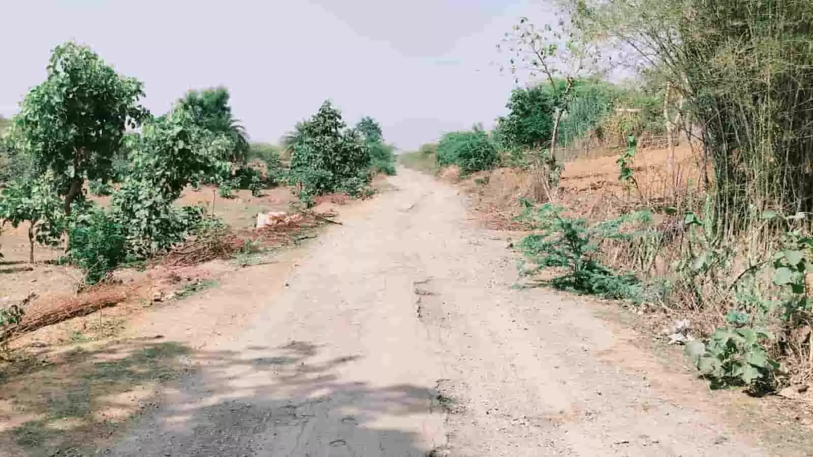 थूरिया से भीलवाड़ा मार्ग पर क्षतिग्रस्त और उखड़ी हुई डामर की सड़क जिसमें गड्ढे दिखाई दे रहे हैं। थूरिया से भीलवाड़ा मार्ग पर क्षतिग्रस्त और उखड़ी हुई डामर की सड़क जिसमें गड्ढे दिखाई दे रहे हैं।