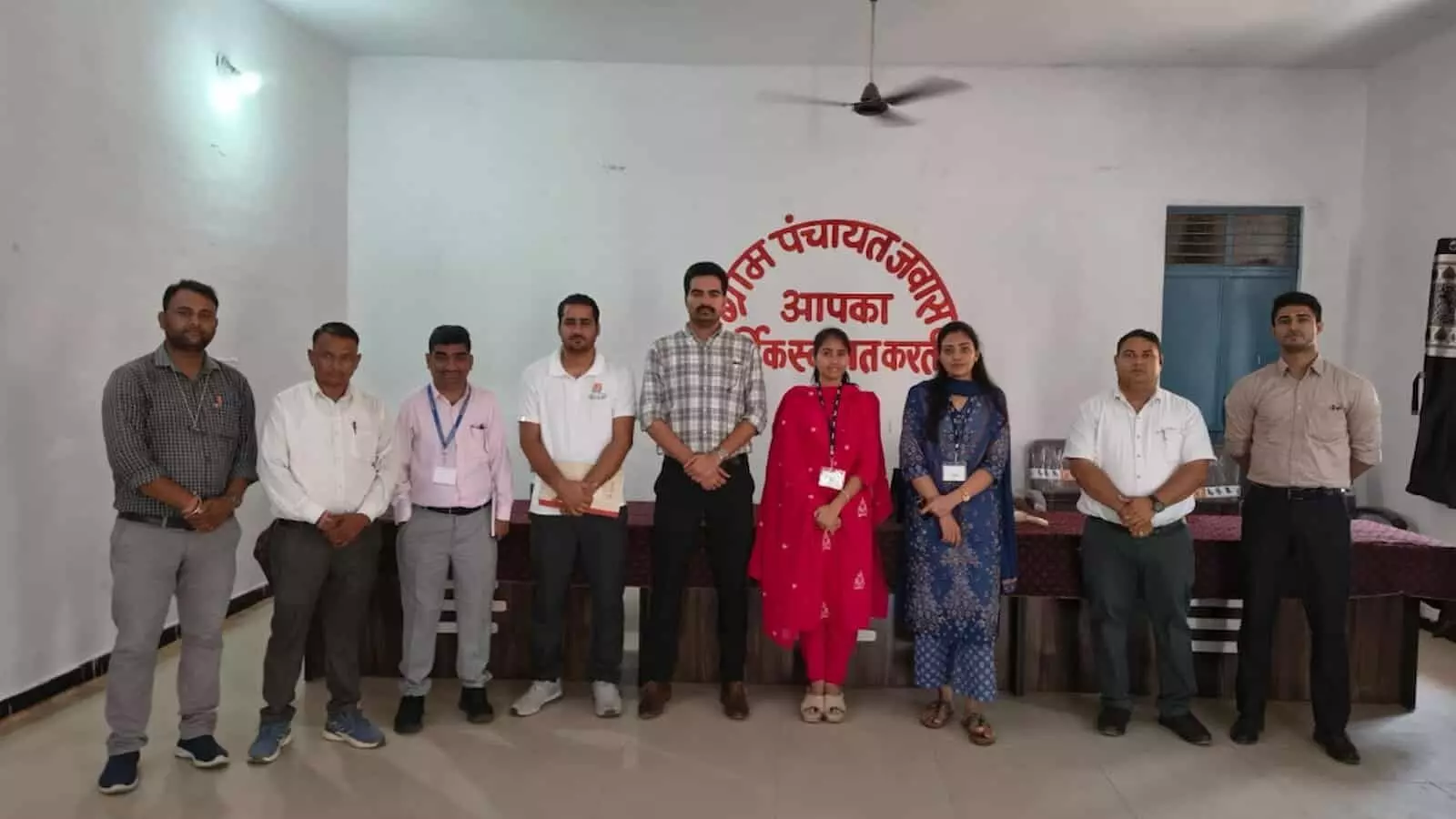 जवास ग्राम पंचायत कार्यालय में दीवार के सामने खड़े प्रशिक्षु आरएएस अधिकारी और स्थानीय पंचायत प्रशासन के कर्मचारी। जवास ग्राम पंचायत कार्यालय में दीवार के सामने खड़े प्रशिक्षु आरएएस अधिकारी और स्थानीय पंचायत प्रशासन के कर्मचारी।