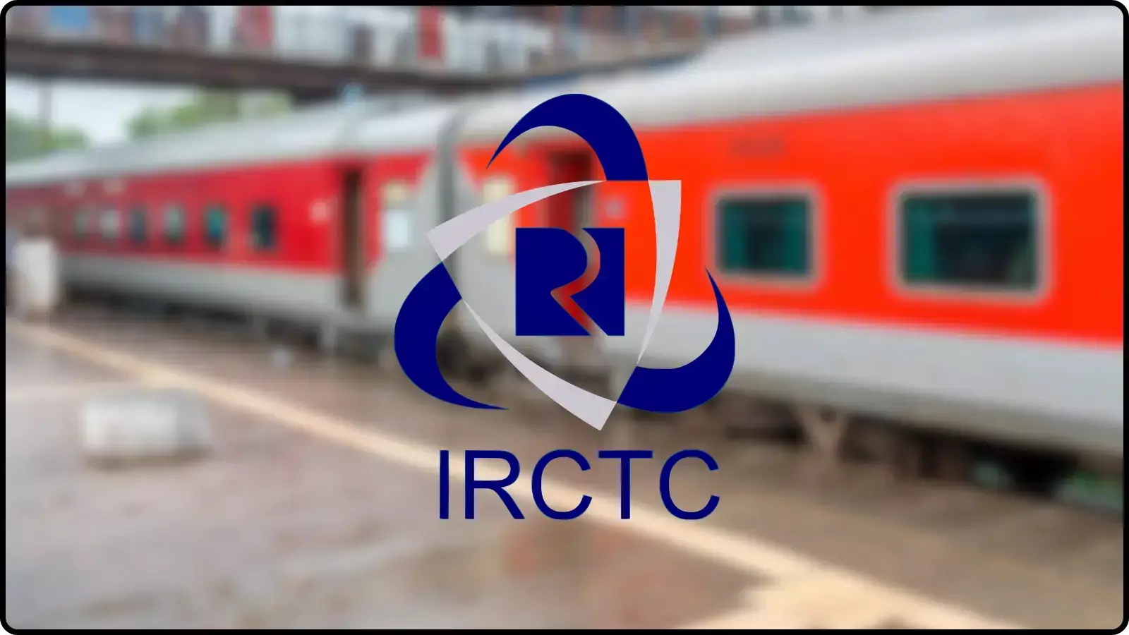रेलवे स्टेशन के प्लेटफॉर्म पर खड़ी लाल और सिल्वर रंग की पैसेंजर ट्रेन के आगे धुंधला दिखाई दे रहा आईआरसीटीसी का नीला लोगो।
